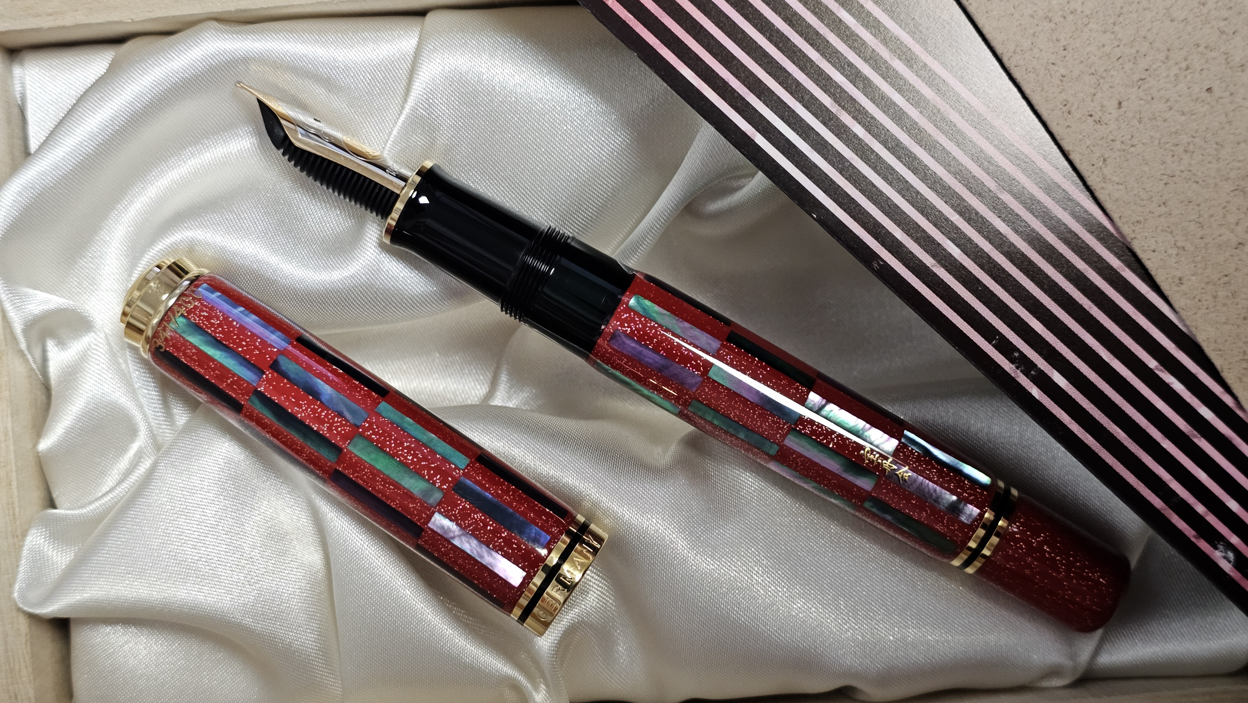 Pelikan Souverän® M1000 Raden Red Infinity - Ichimatsu checkered
