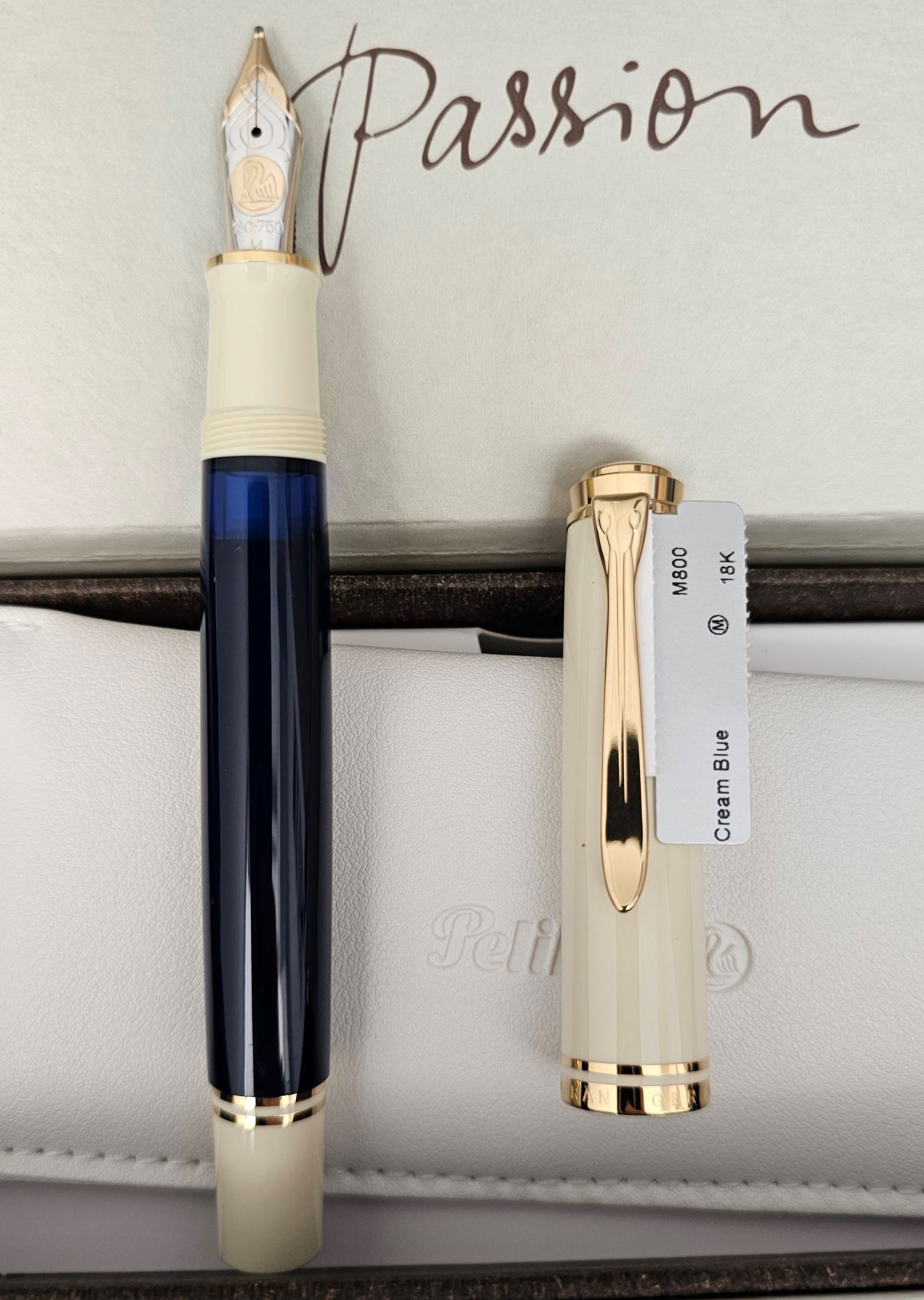 Pelikan Fountain pen Souverän® 800 Cream Blue in a gift box