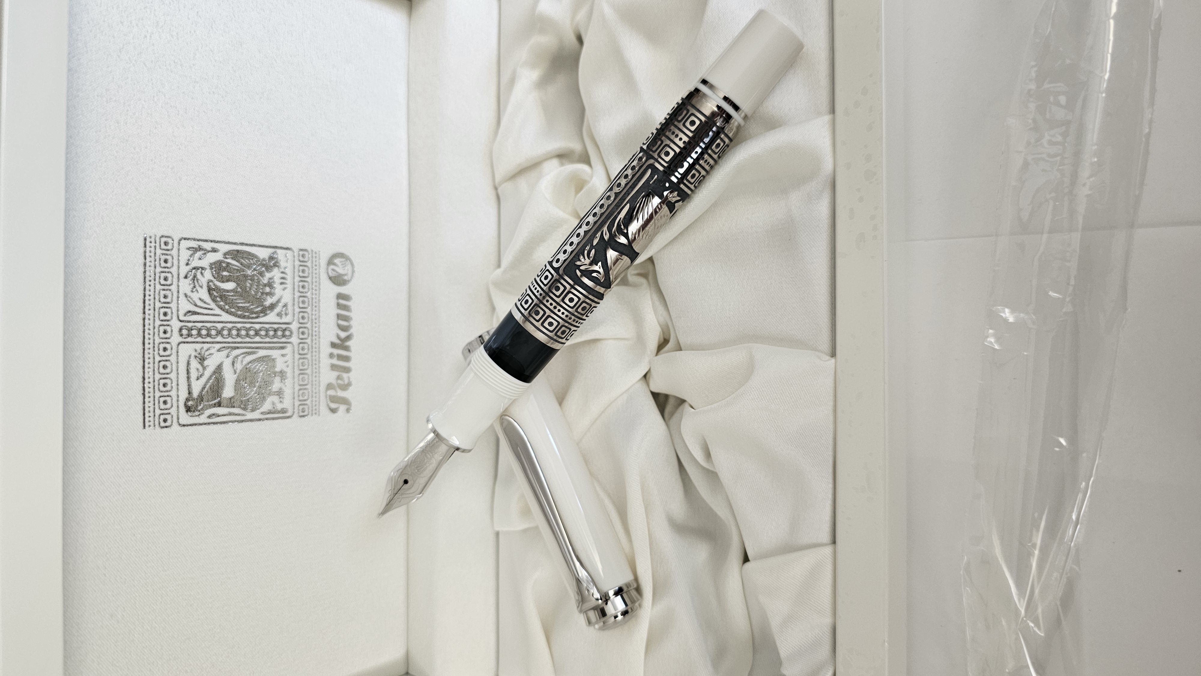 Pelikan piston fountain pen Toledo® M910 White in Toledo gift box