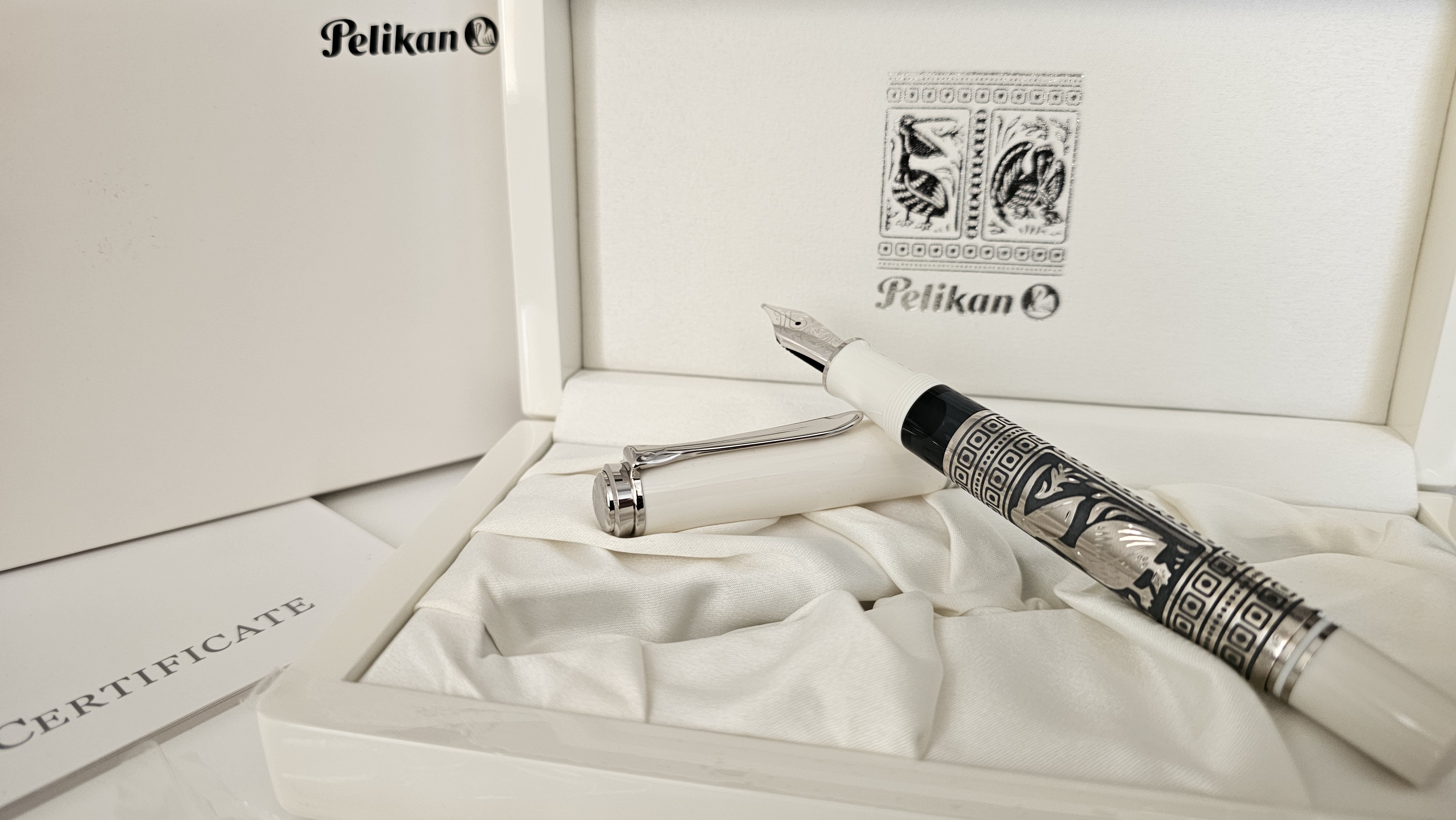 Pelikan piston fountain pen Toledo® M910 White in Toledo gift box