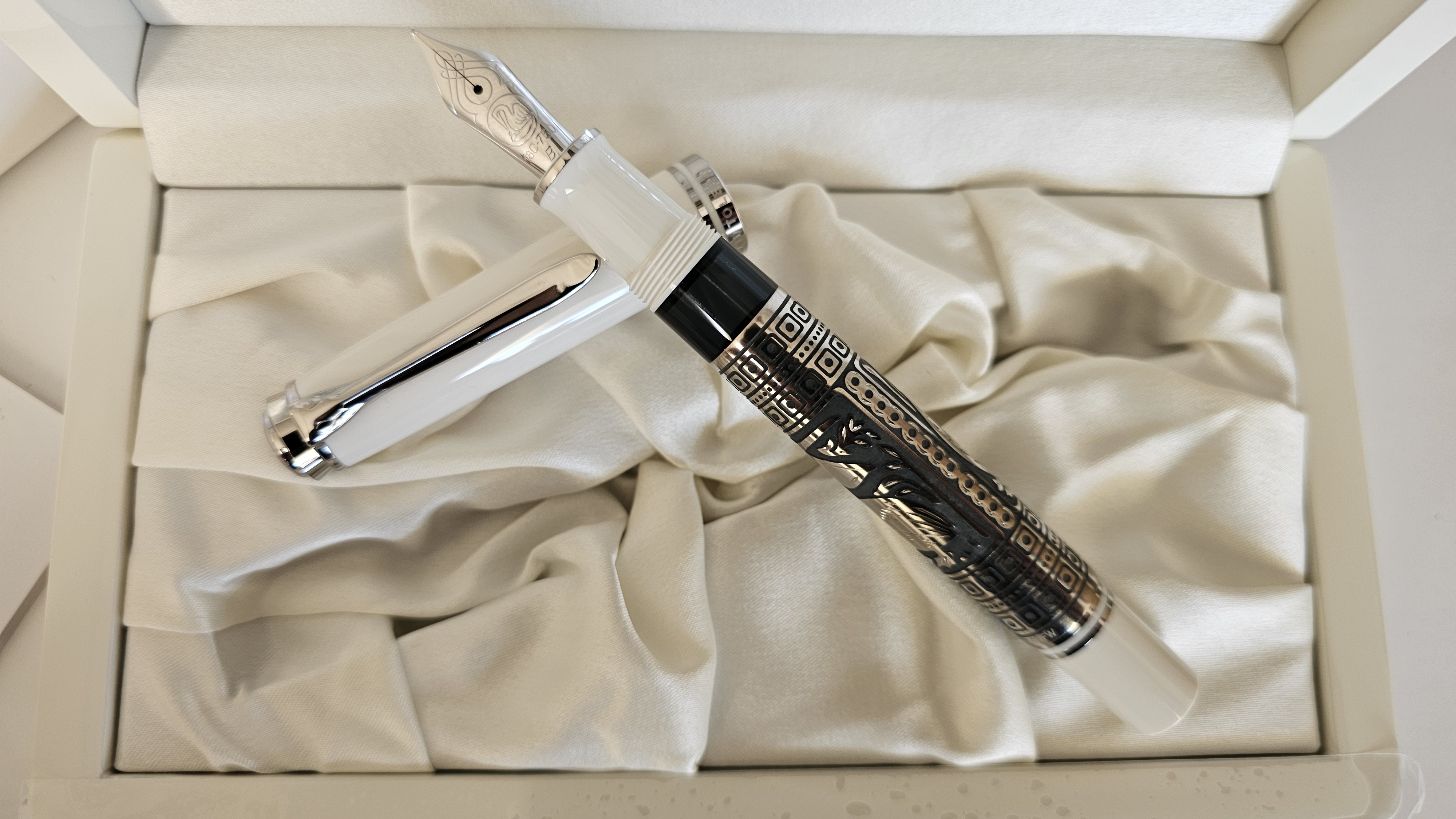 Pelikan piston fountain pen Toledo® M910 White in Toledo gift box