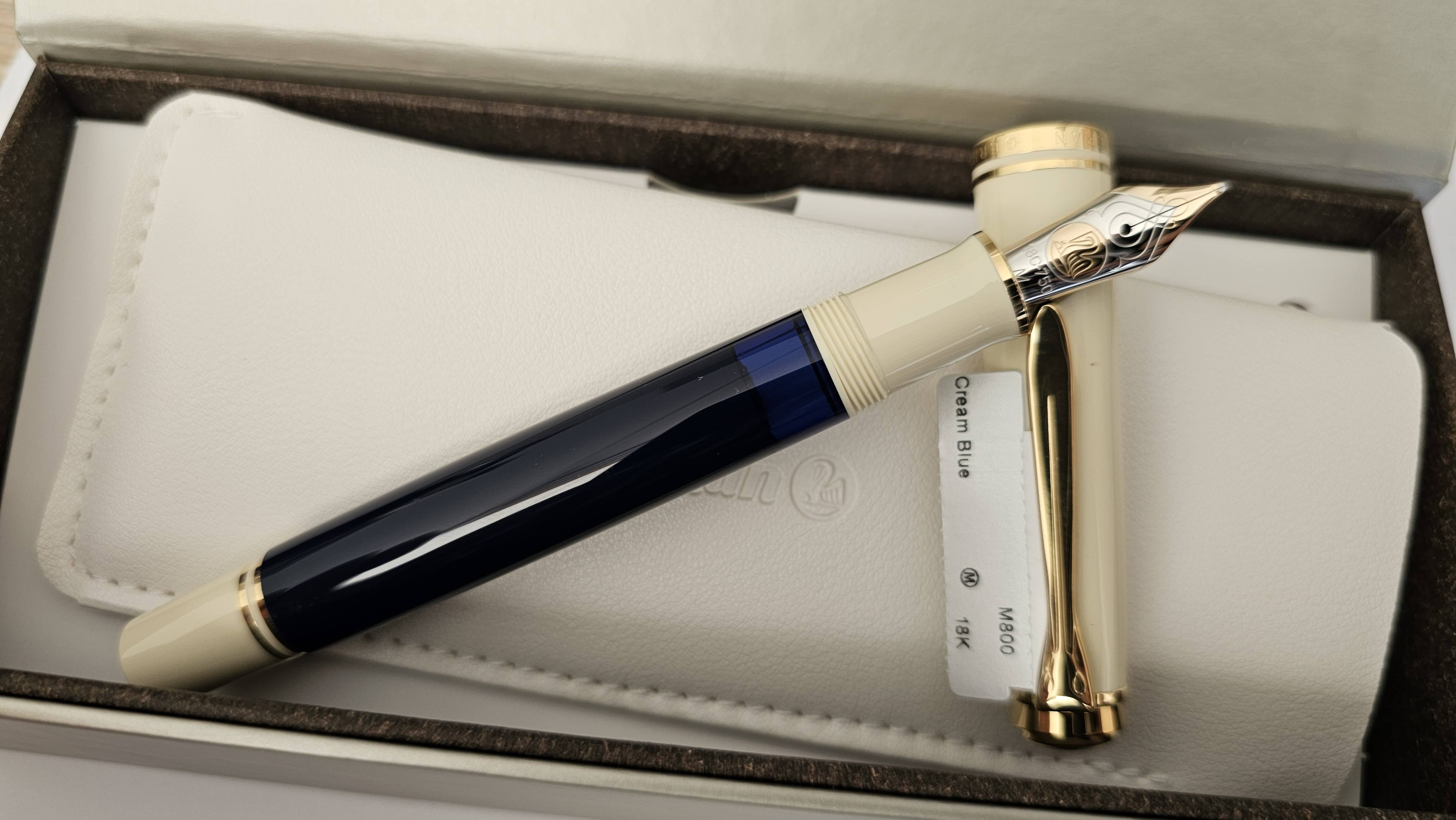 Pelikan Fountain pen Souverän® 800 Cream Blue in a gift box