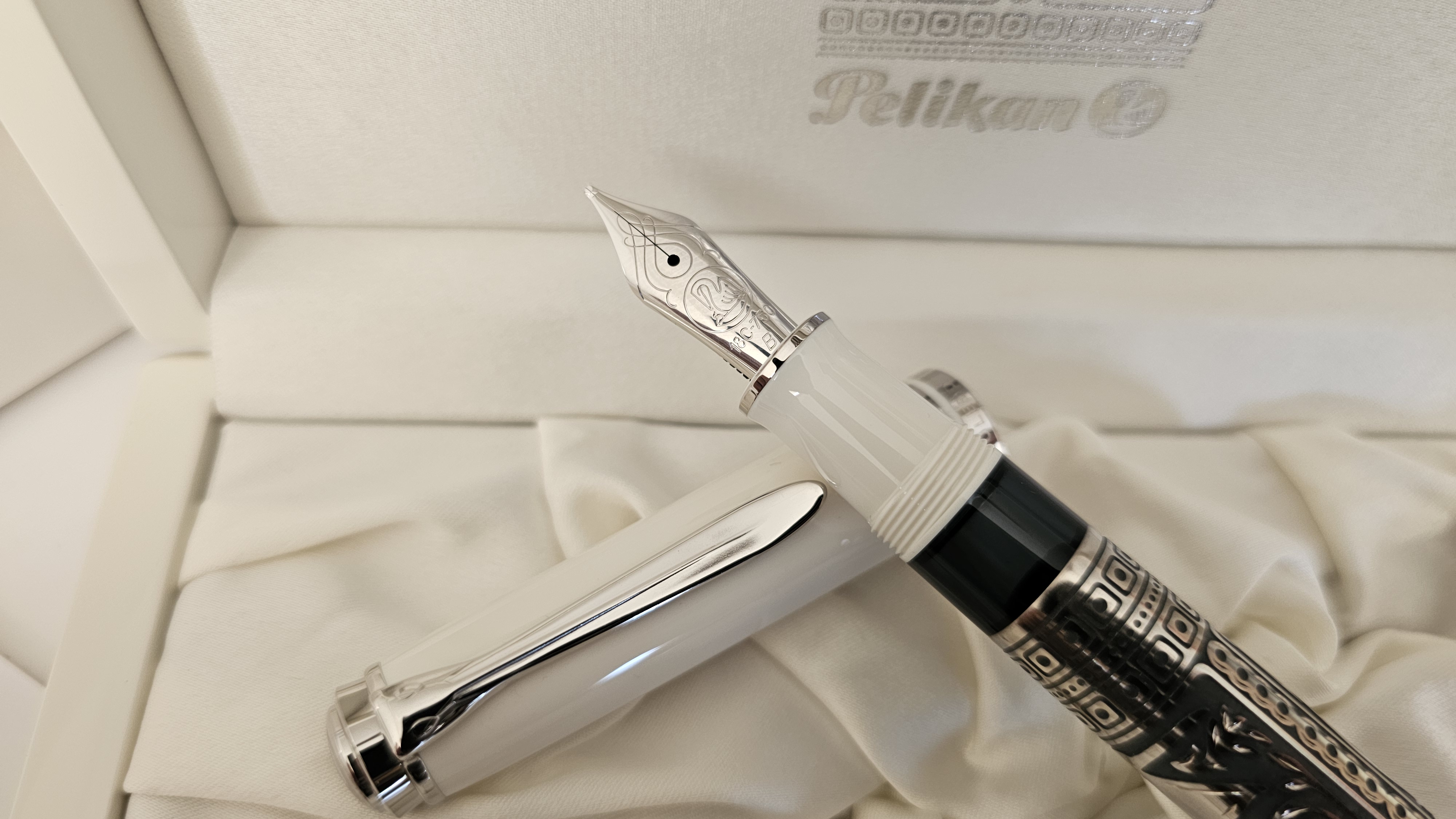 Pelikan piston fountain pen Toledo® M910 White in Toledo gift box