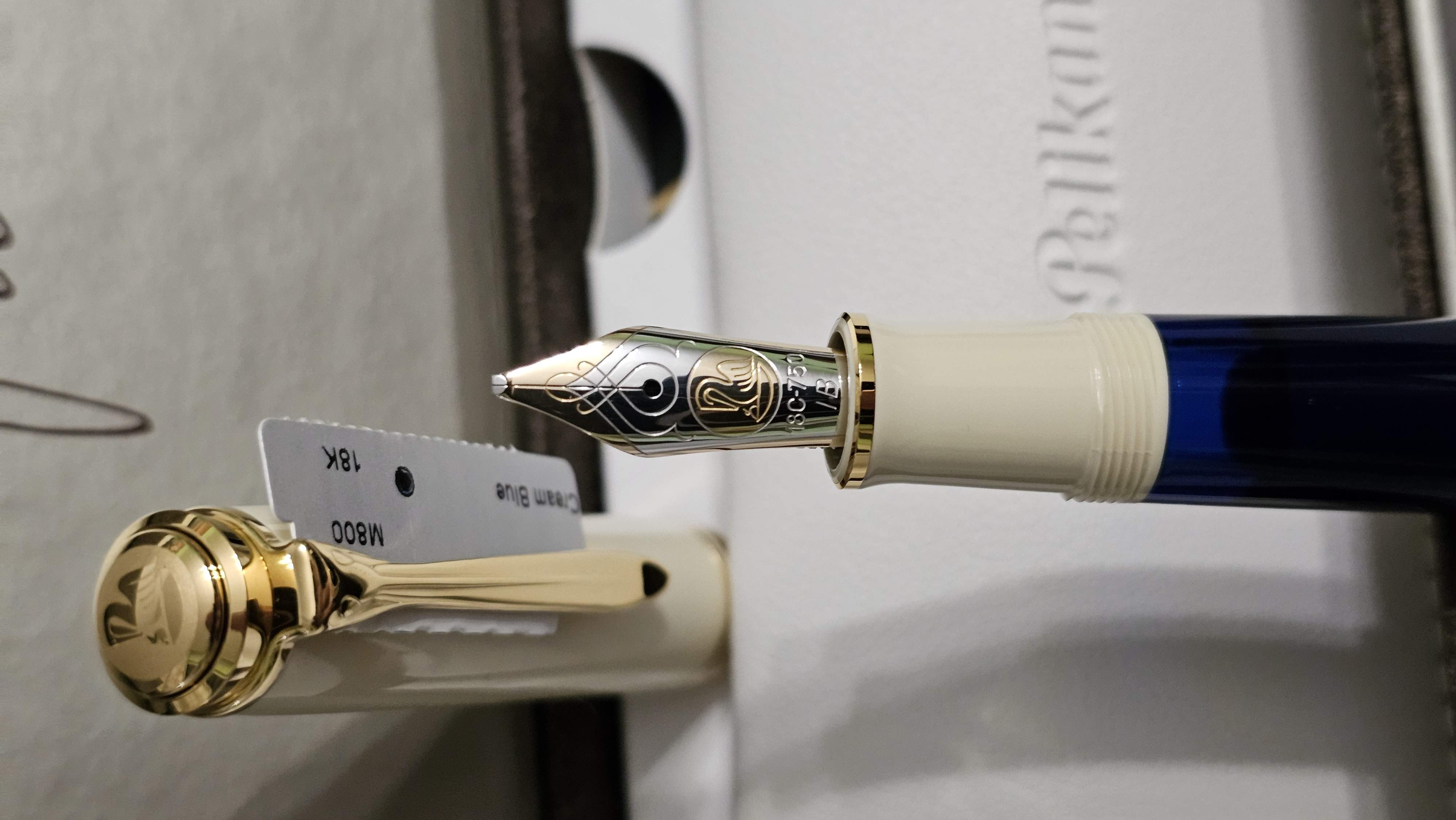Pelikan Fountain pen Souverän® 800 Cream Blue in a gift box