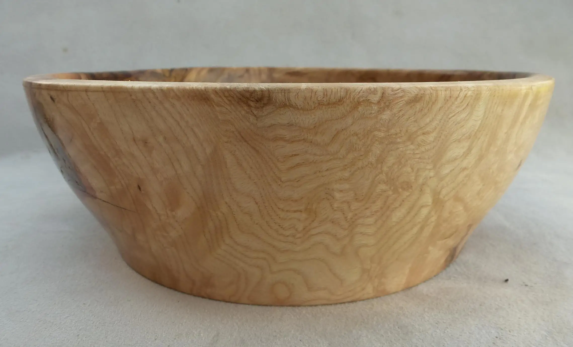 Plat en loupe de frêne