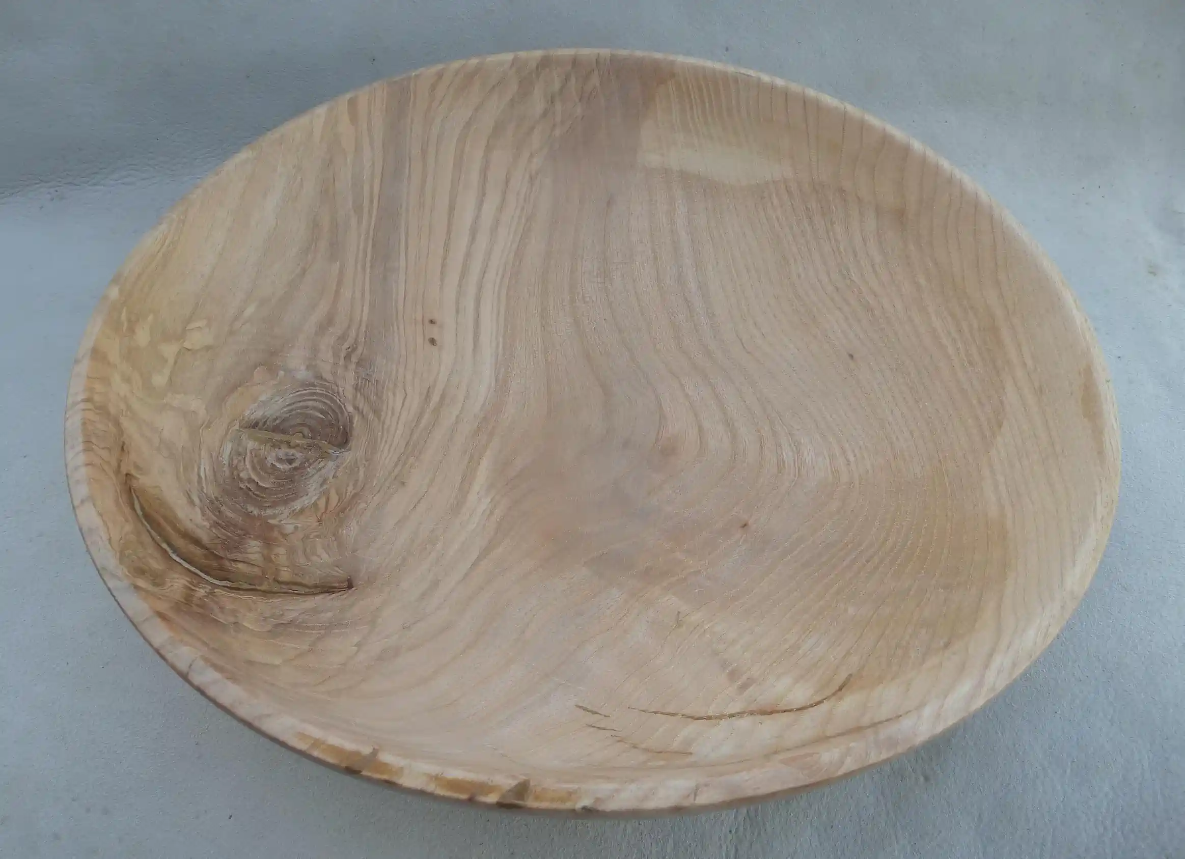 Plat en frêne en partie ondée