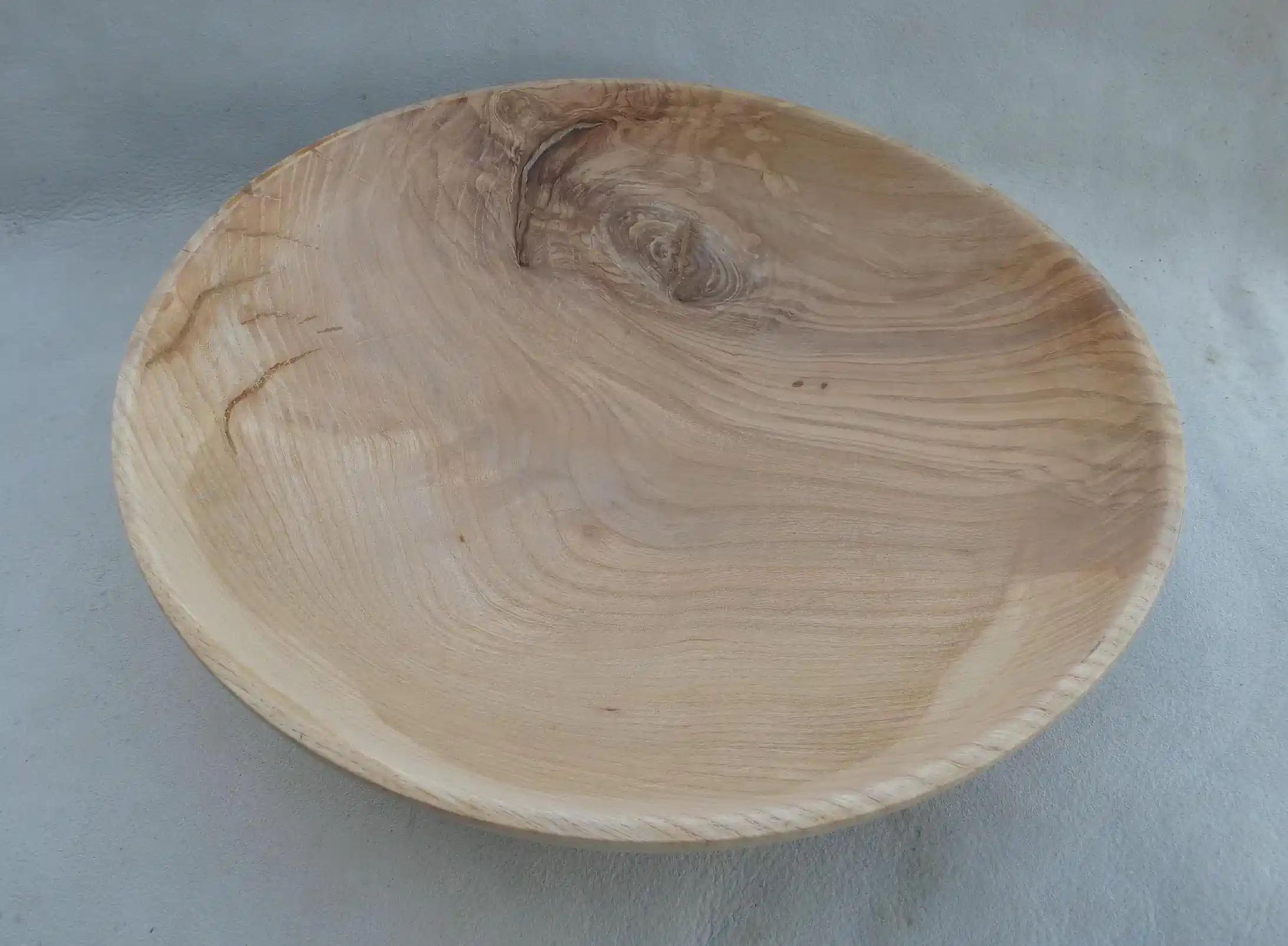 Plat en frêne en partie ondée