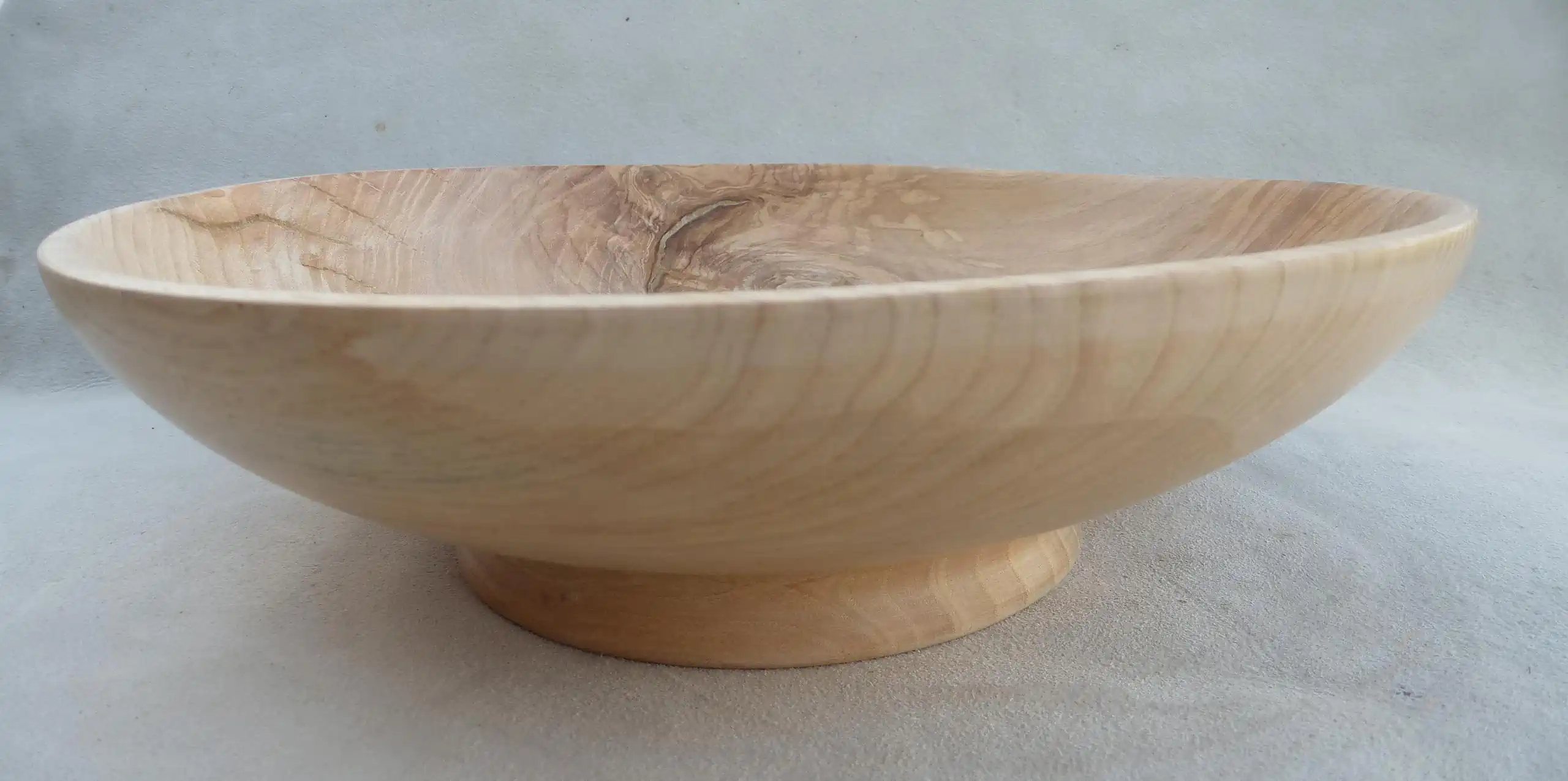 Plat en frêne en partie ondée