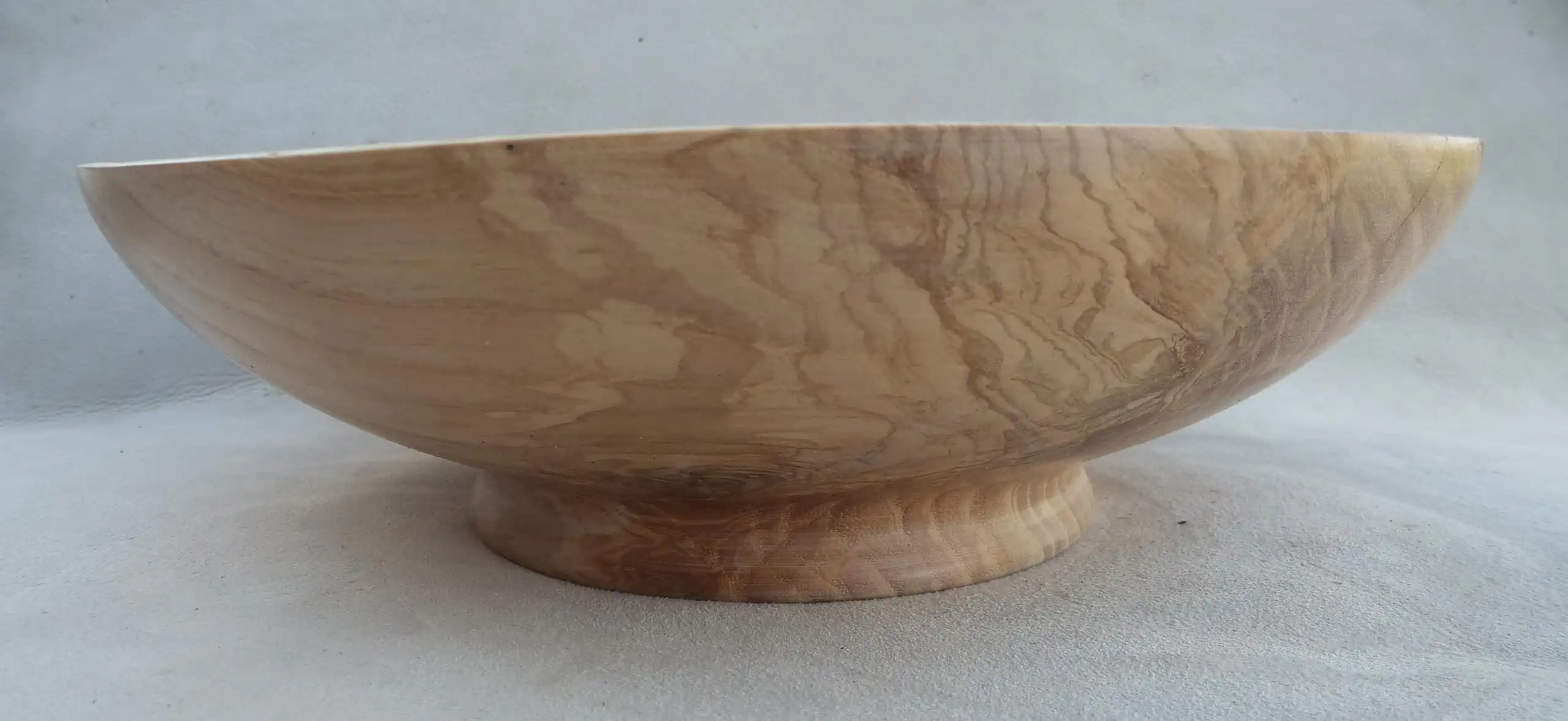 Plat en frêne en partie ondée