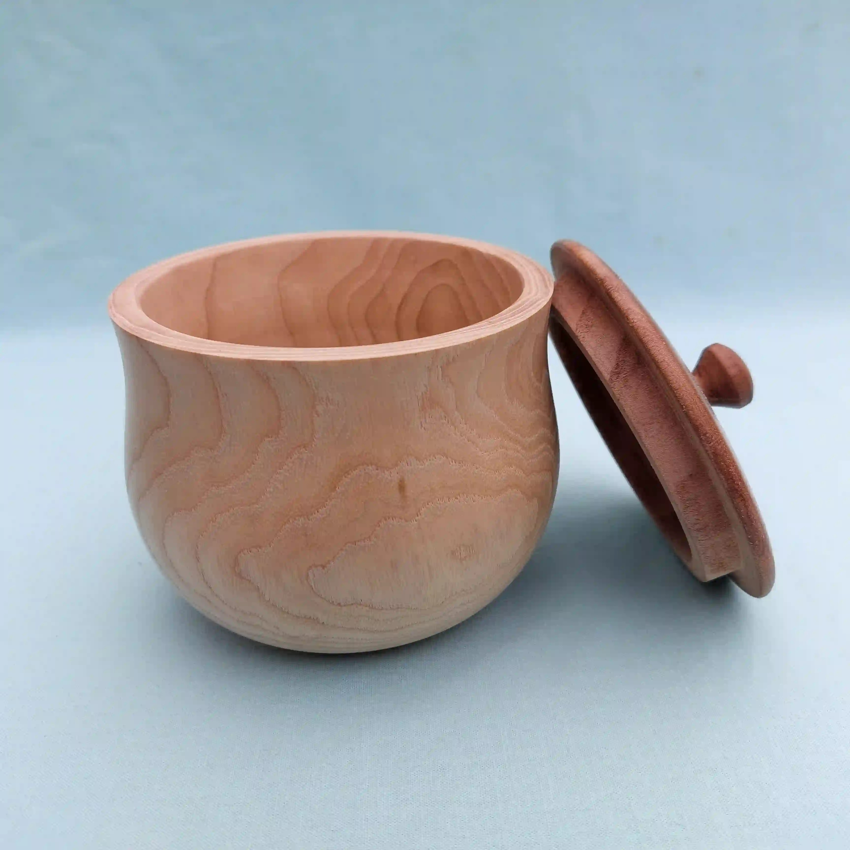 Boîte en bois de frêne avec couvercle en orme