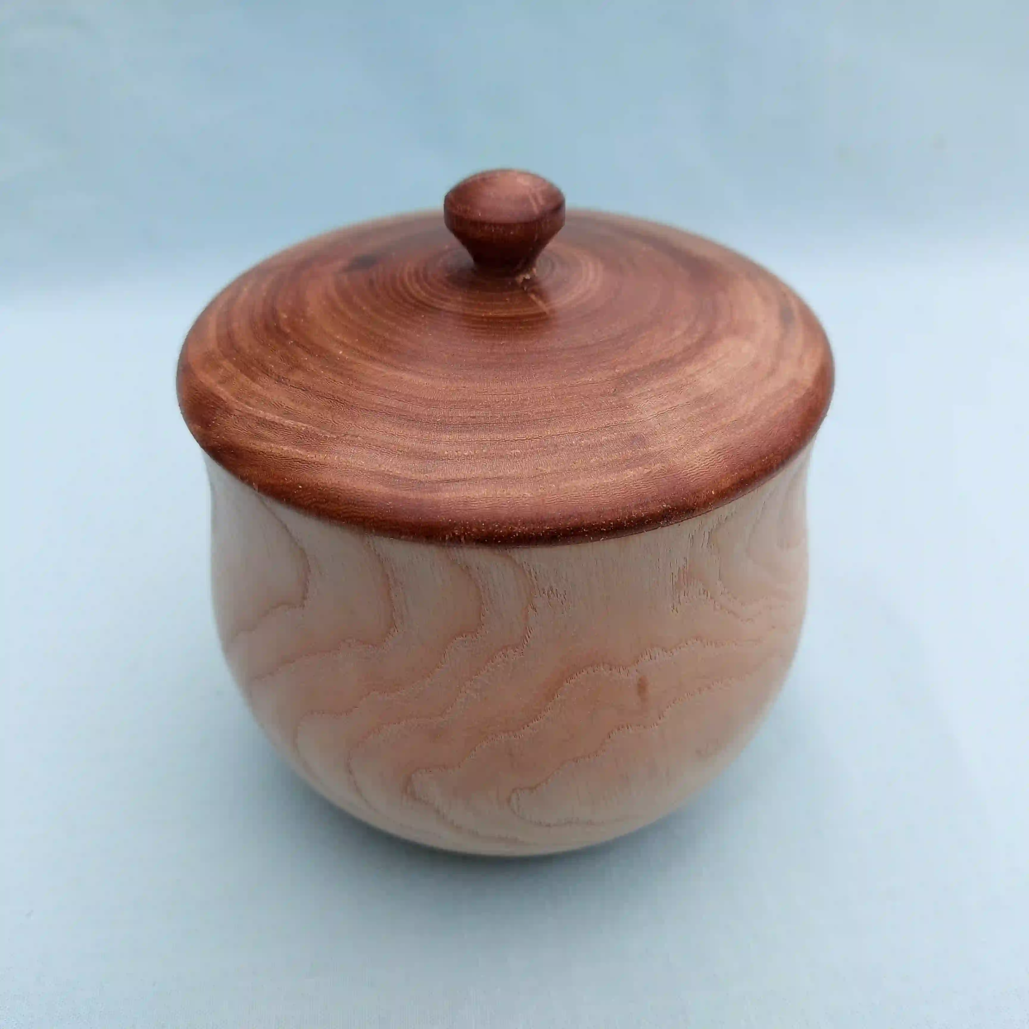 Boîte en bois de frêne avec couvercle en orme