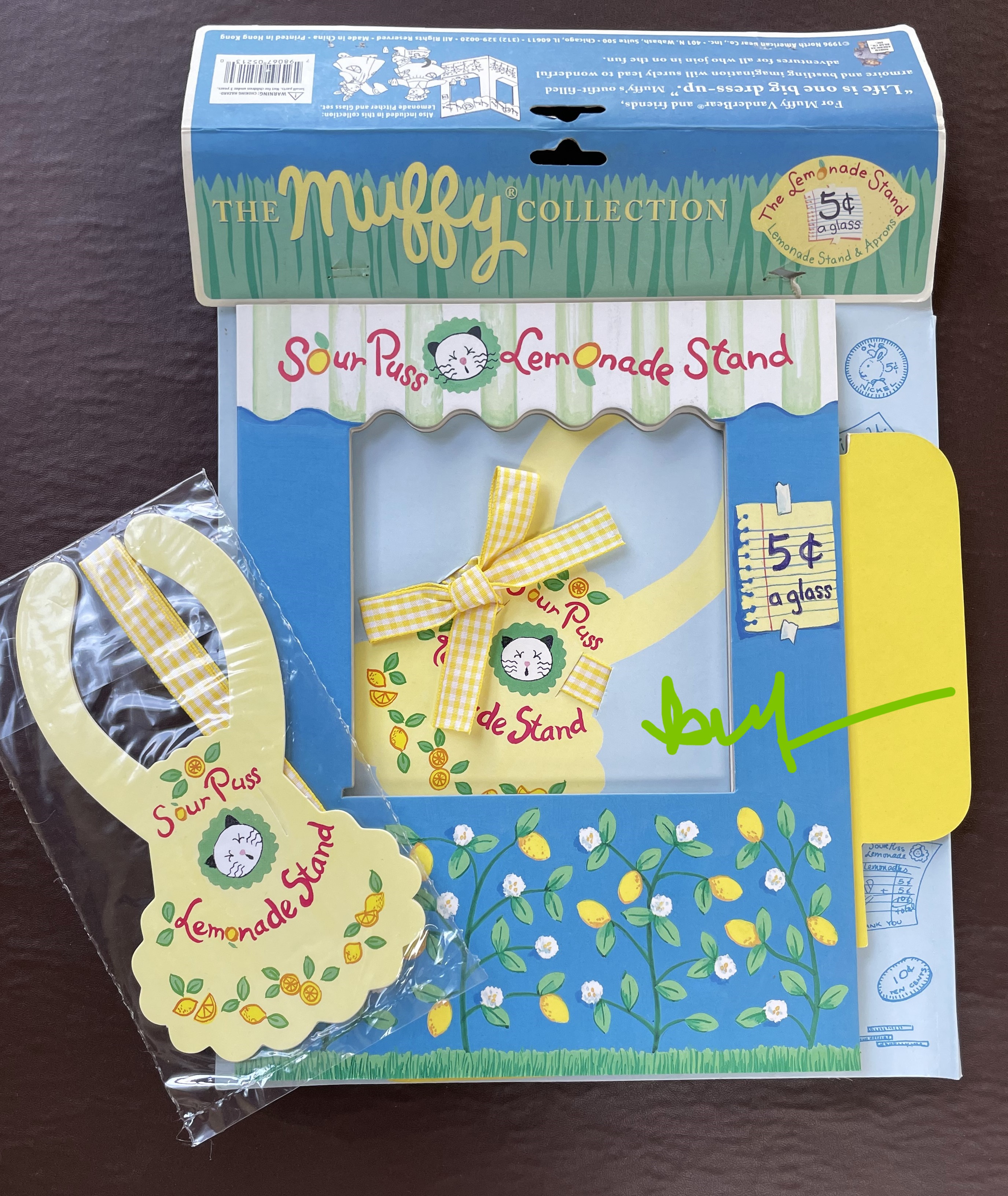 (The) Lemonade Stand: 5 cents A Glass - Muffy's LEMONADE STAND DISPLAY BACKDROP & APRON SET