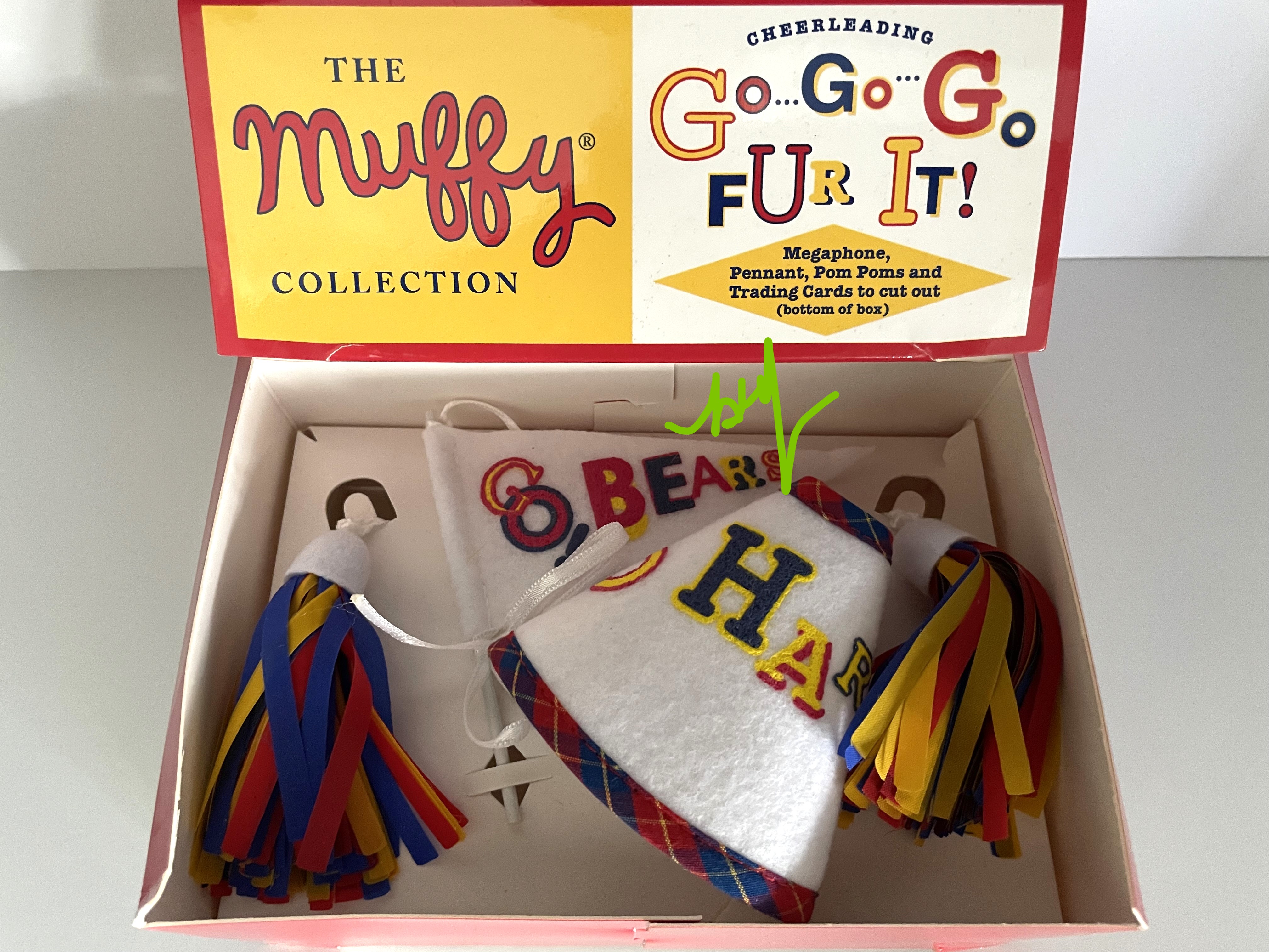 Cheerleading: Go Go Go Fur It - MEGAPHONE, PENNANT & POMS SET