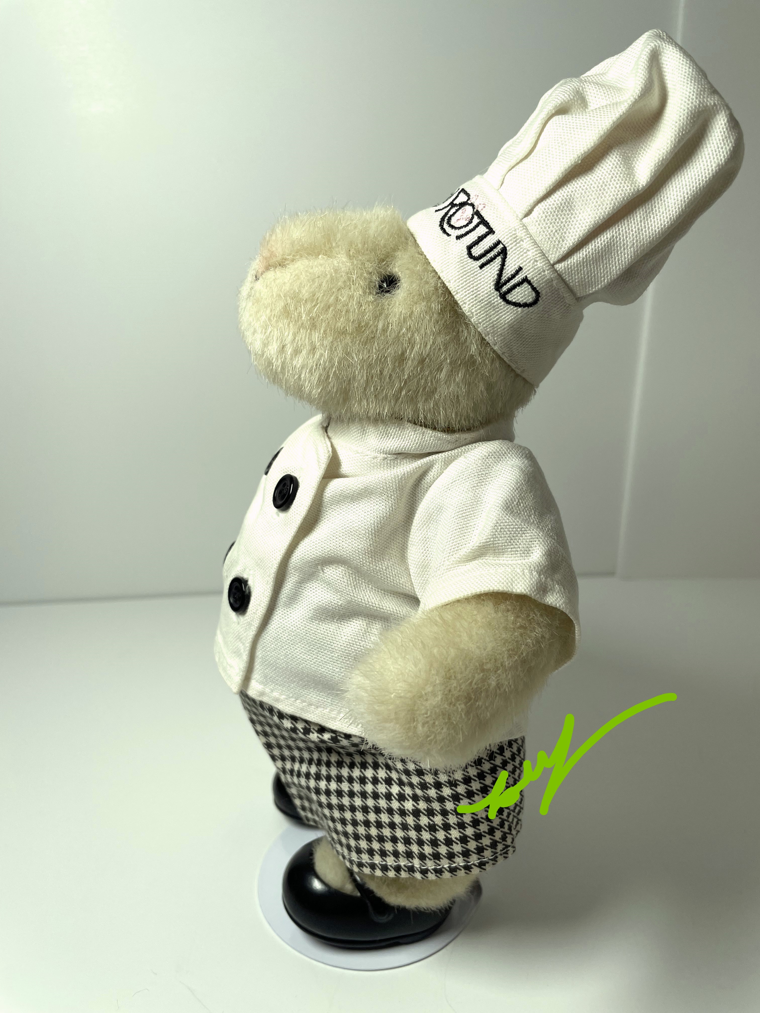 Paris Bistrot: Le Lapin Rotund "ZE GRAND CHEF" Factory-dressed HOPPY VanderHare