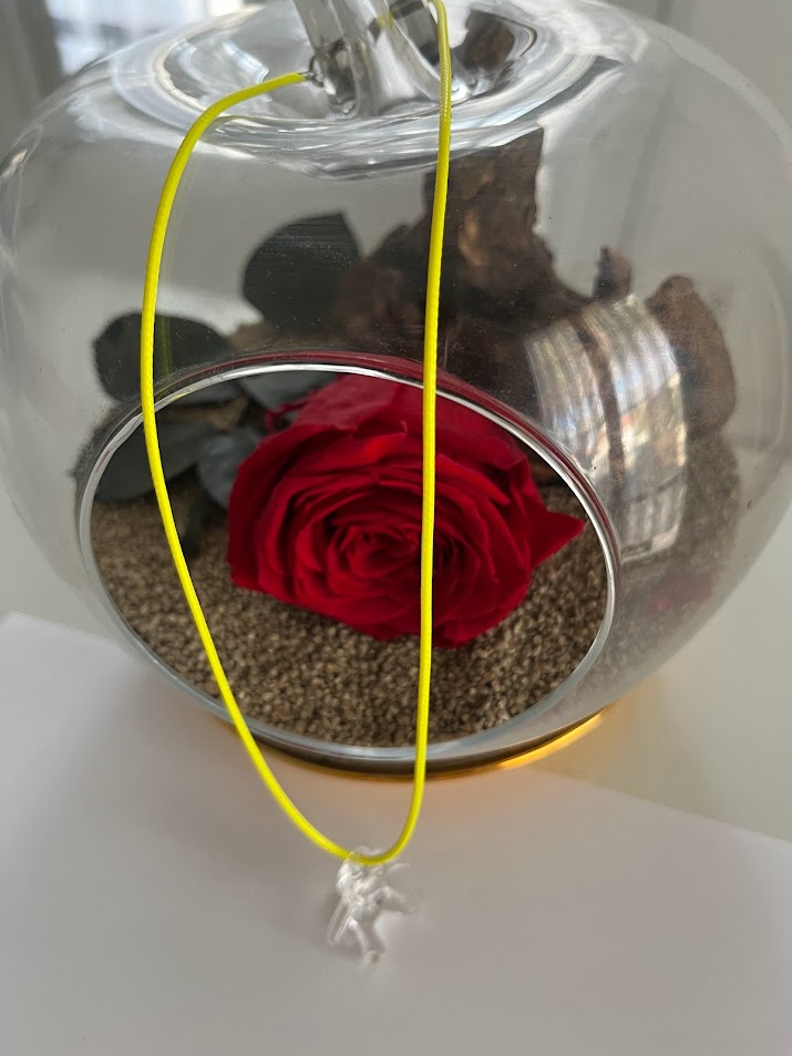 PENDENTIF JAUNE FLUO OURSON