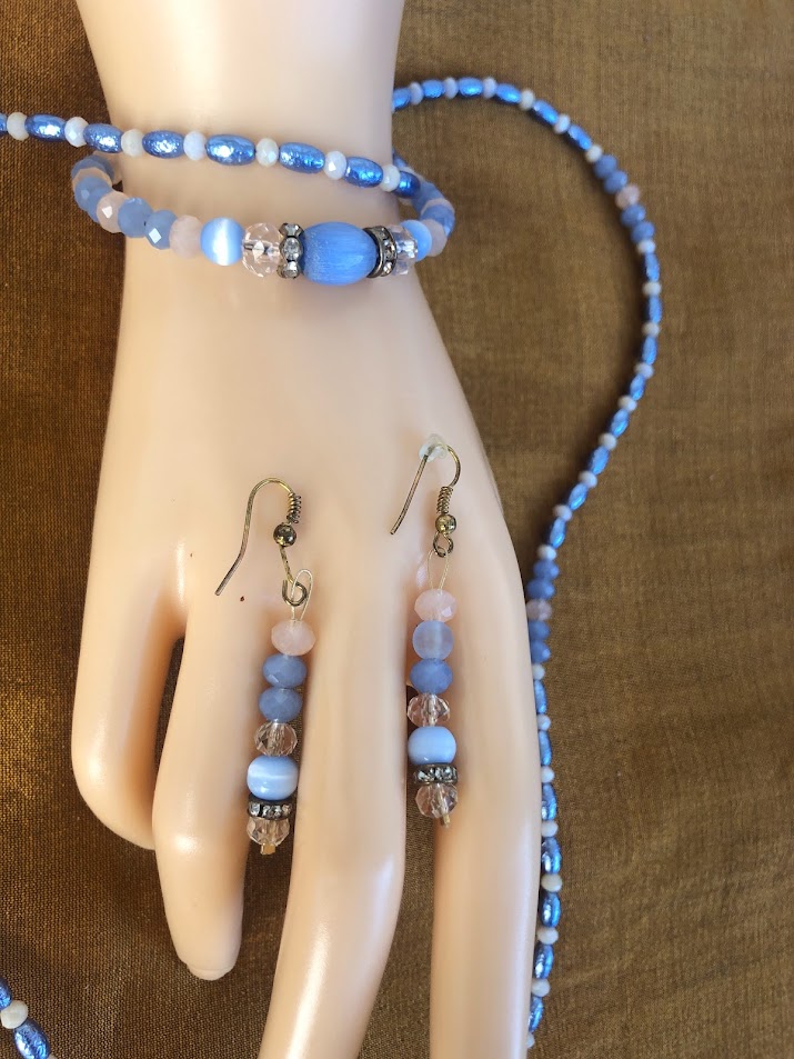 COLLIER BRACELET BOUCLE D'OREILLE BLEU CIEL ET ROSE