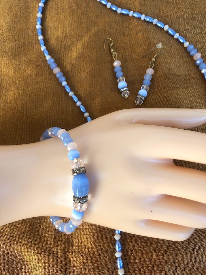 COLLIER BRACELET BOUCLE D'OREILLE BLEU CIEL ET ROSE