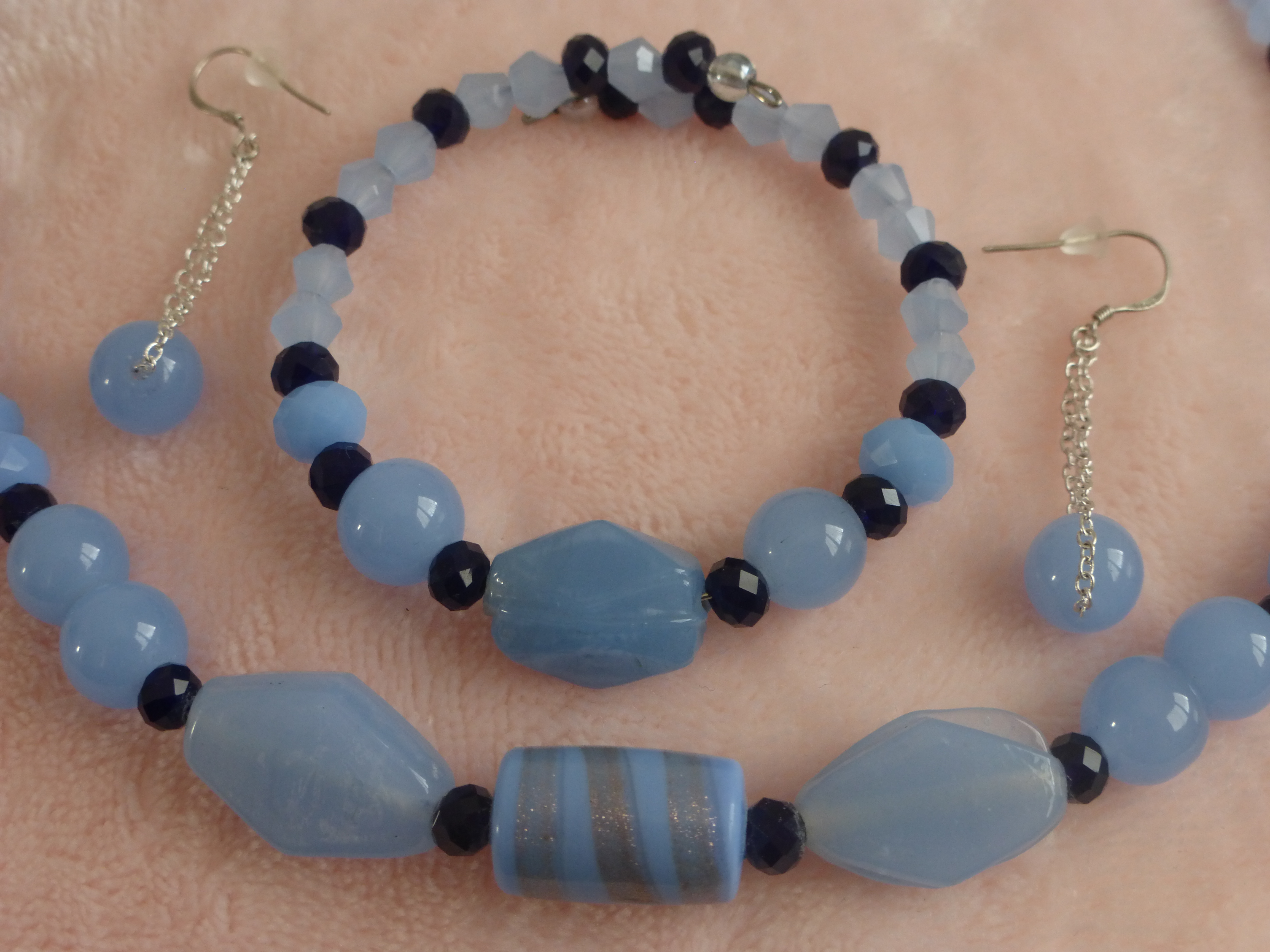 COLLIER BRACELET BOUCLE D'OREILLE BLEU CIEL ET MARINE