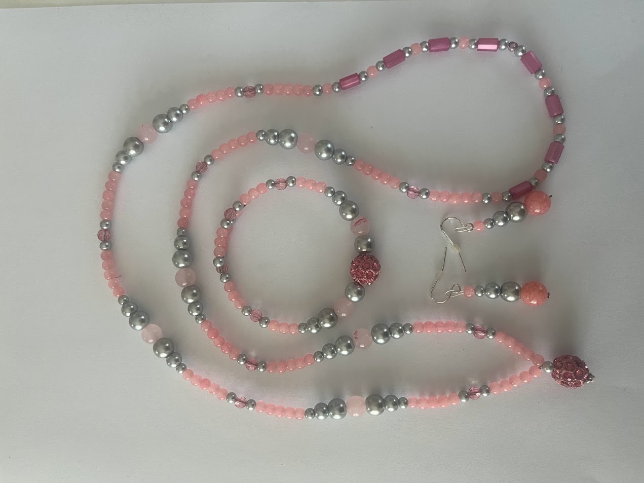 COLLIER BRACELET BOUCLE D'OREILLE ROSE ET GRIS
