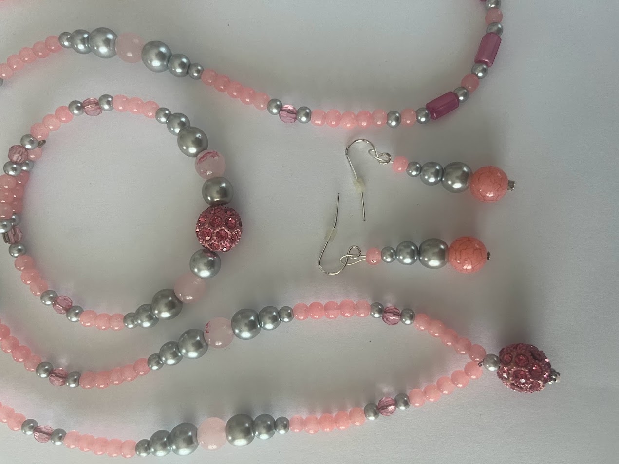COLLIER BRACELET BOUCLE D'OREILLE ROSE ET GRIS