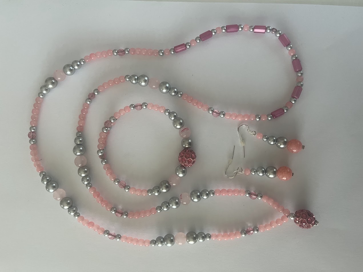 COLLIER BRACELET BOUCLE D'OREILLE ROSE ET GRIS