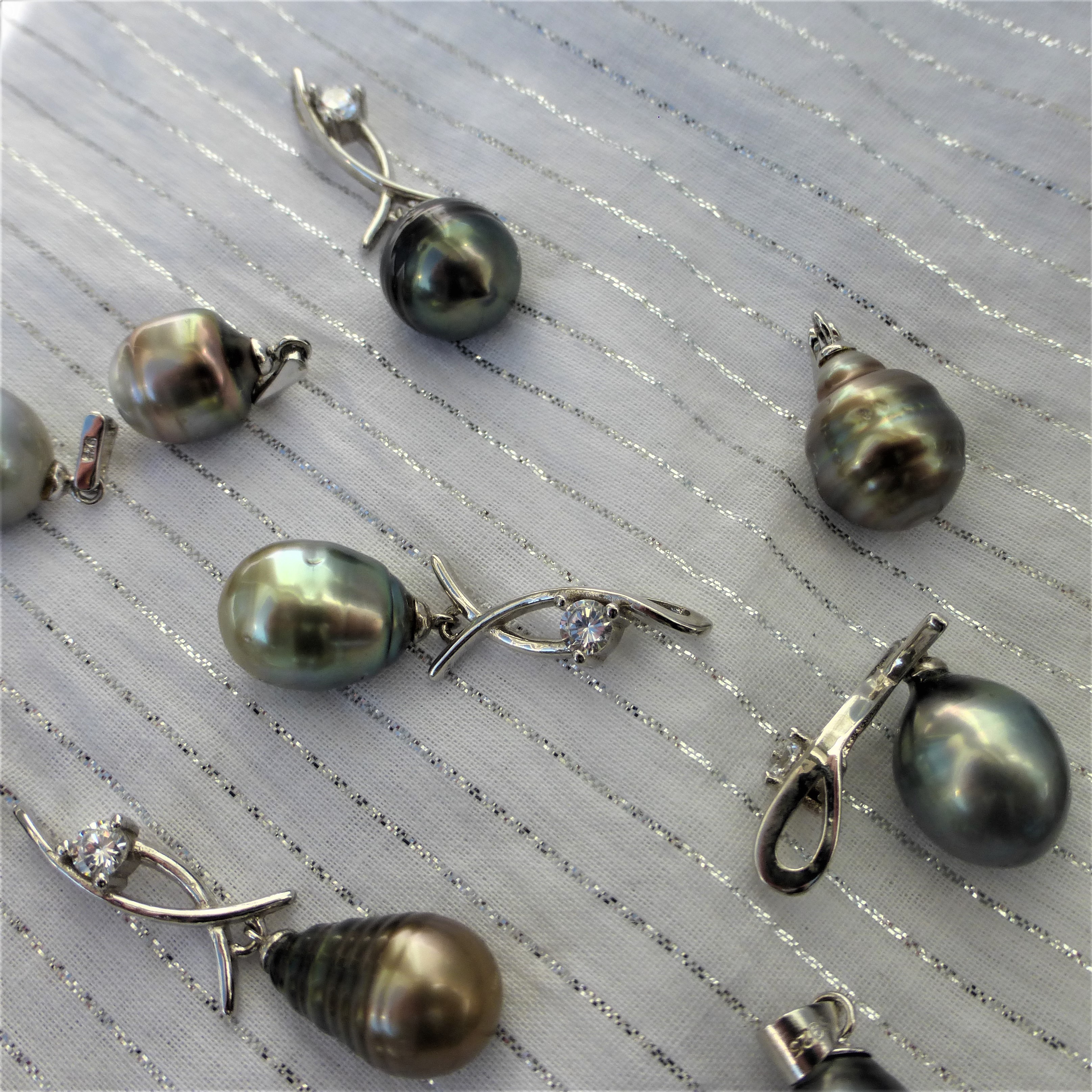 PENDENTIF PERLE DE TAHITI TONS VERTS DORÉS