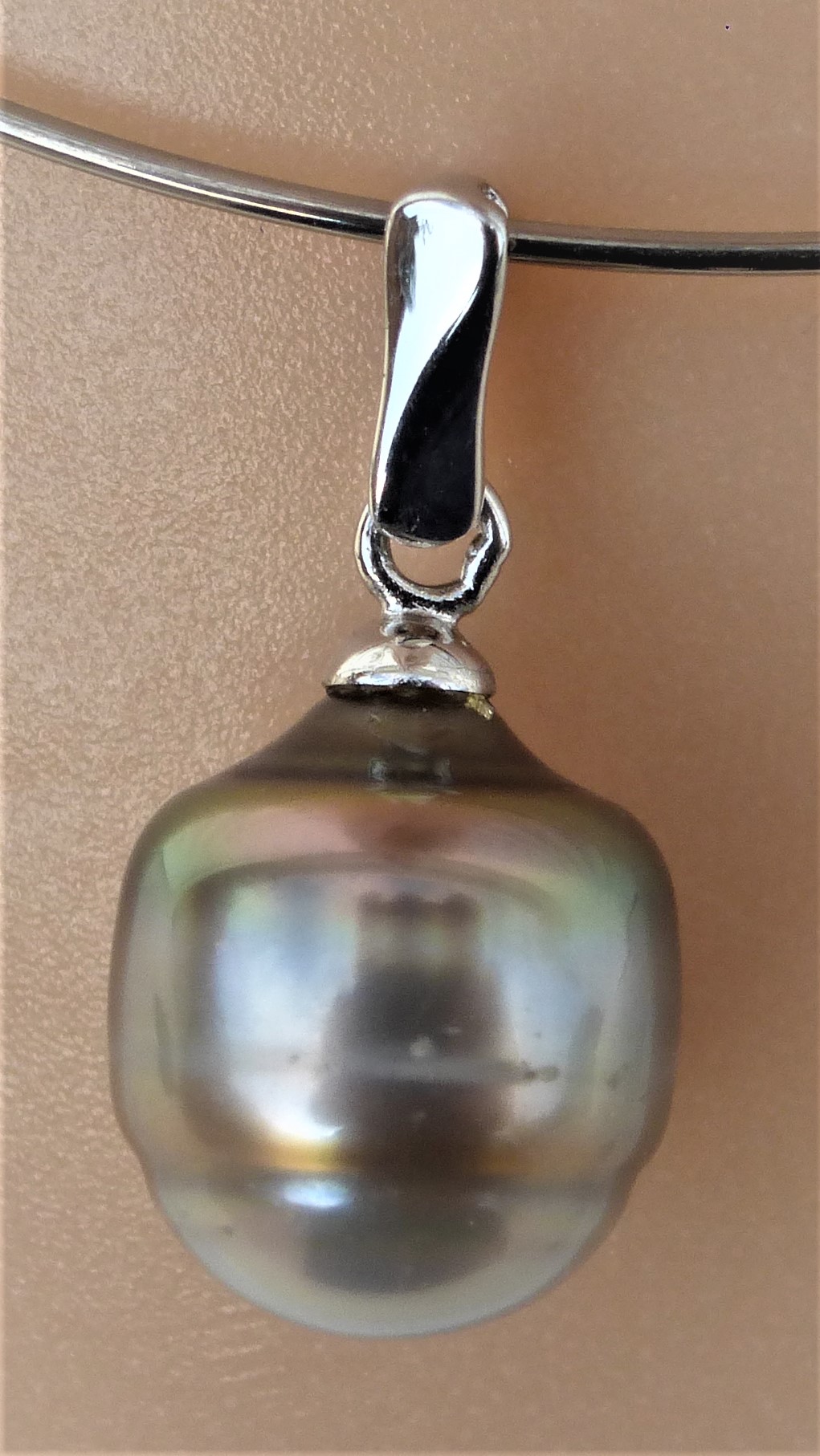 PENDENTIF PERLE DE TAHITI TONS VERTS DORÉS