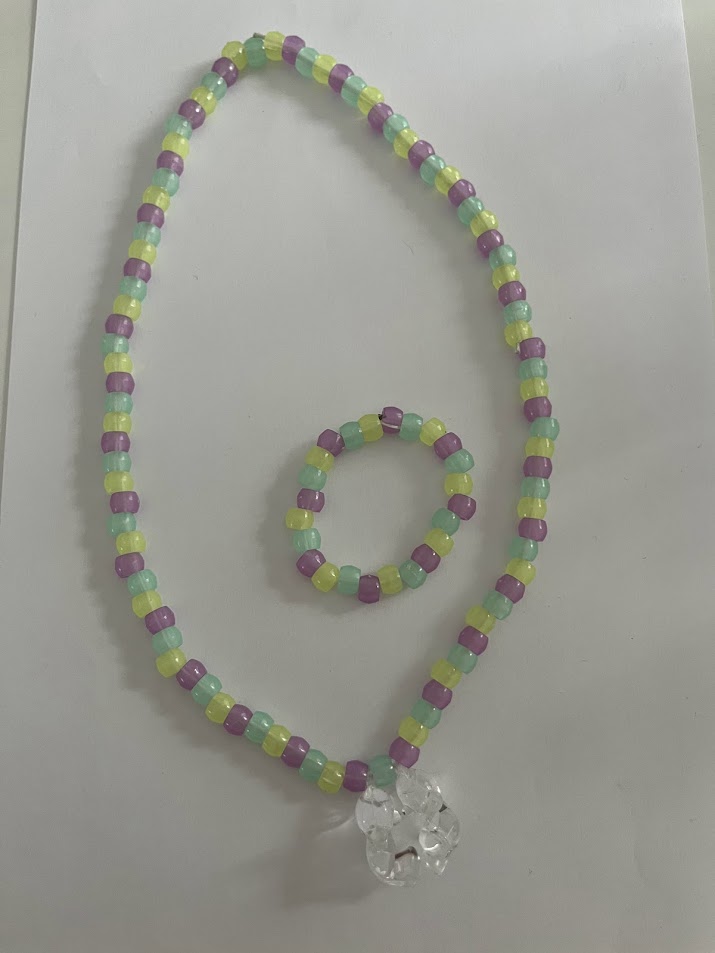 COLLIER FILLETTE PERLES FLUO 2 OURSONS