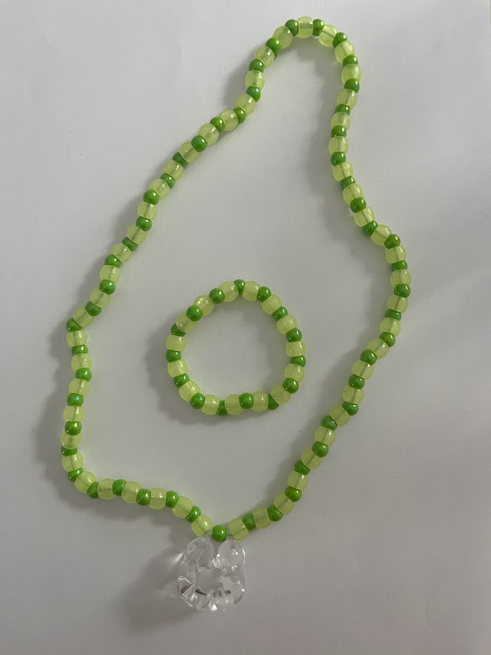 COLLIER FILLETTE PERLES FLUO 2 OURSONS