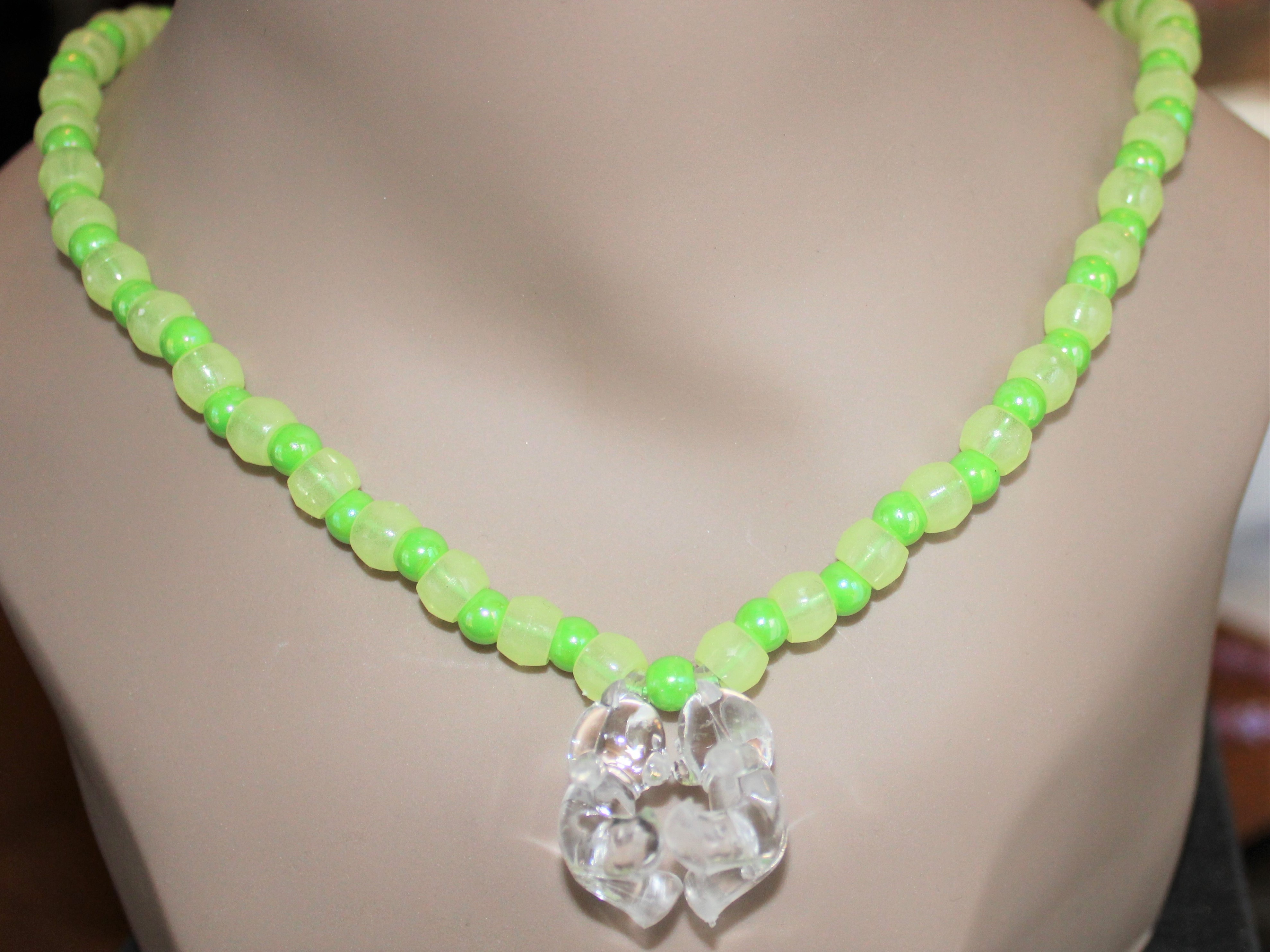 COLLIER FILLETTE PERLES FLUO 2 OURSONS
