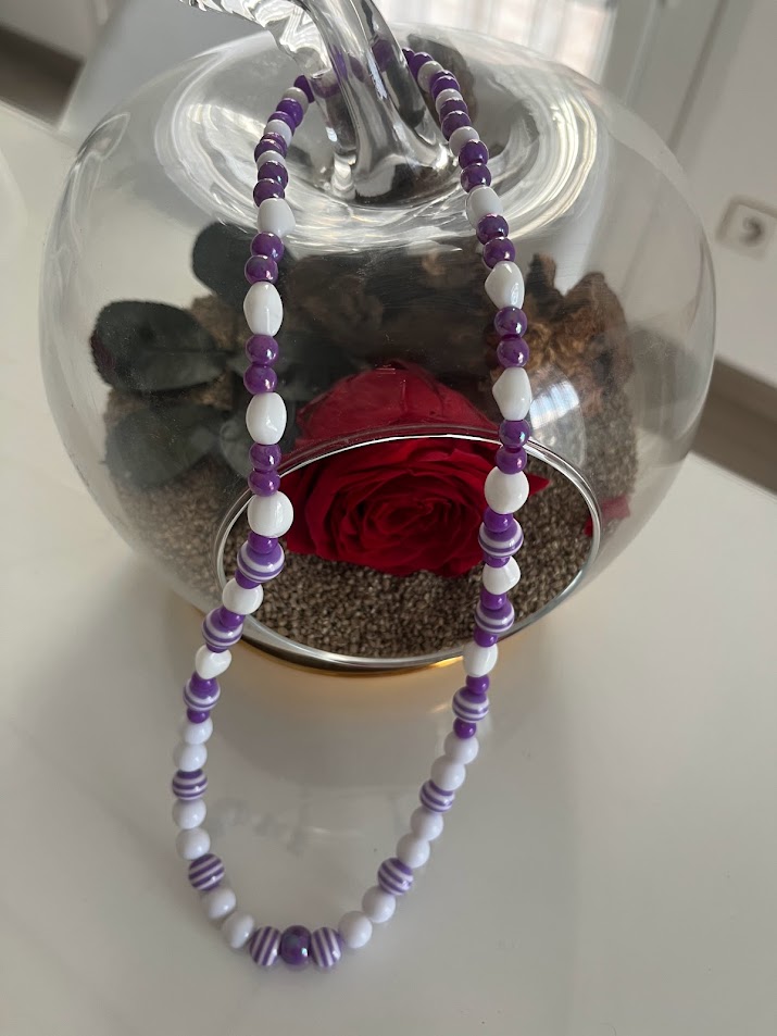 COLLIER FILLETTE VIOLET ET BLANC