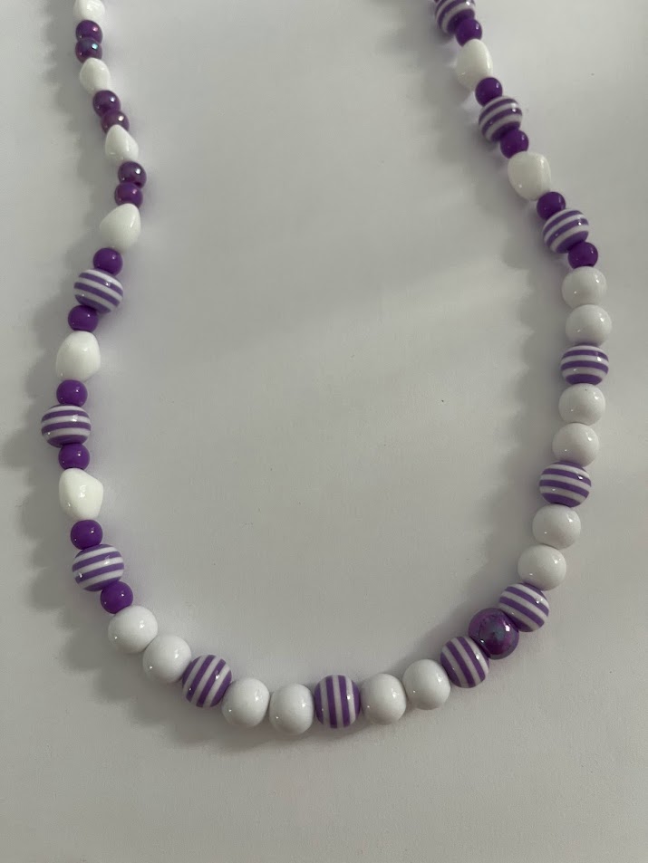 COLLIER FILLETTE VIOLET ET BLANC