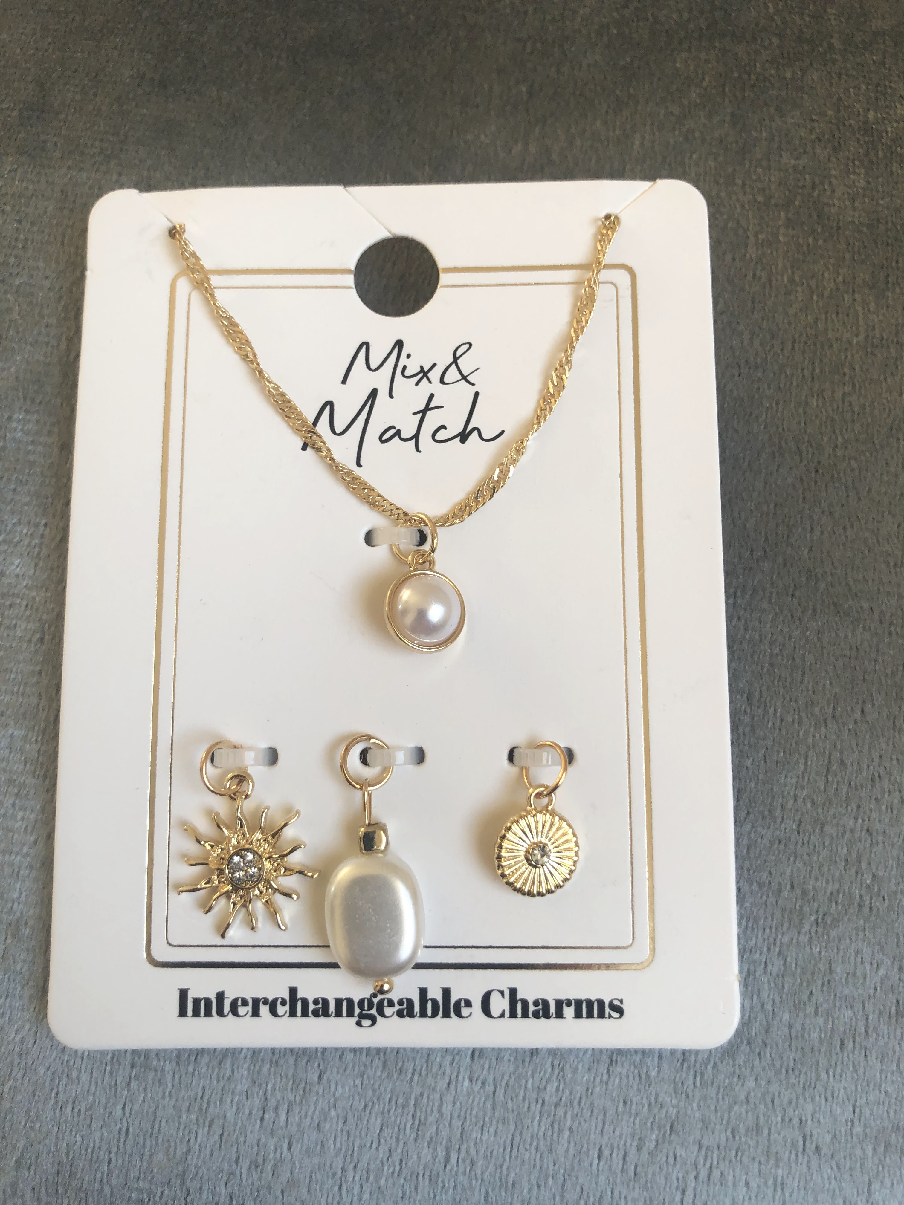 PENDENTIF FILLETTE 4 CHARMES MÉTAL DORÉ BLANC