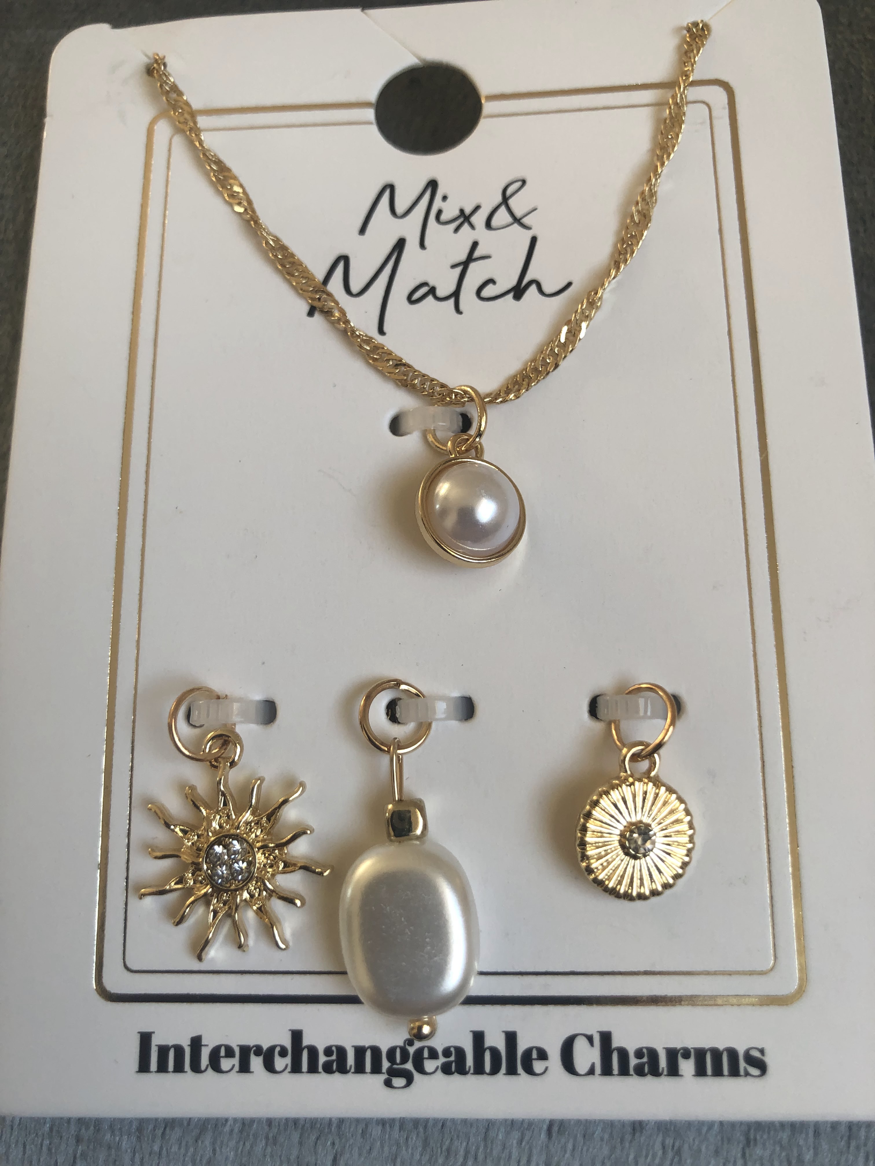 PENDENTIF FILLETTE 4 CHARMES MÉTAL DORÉ BLANC