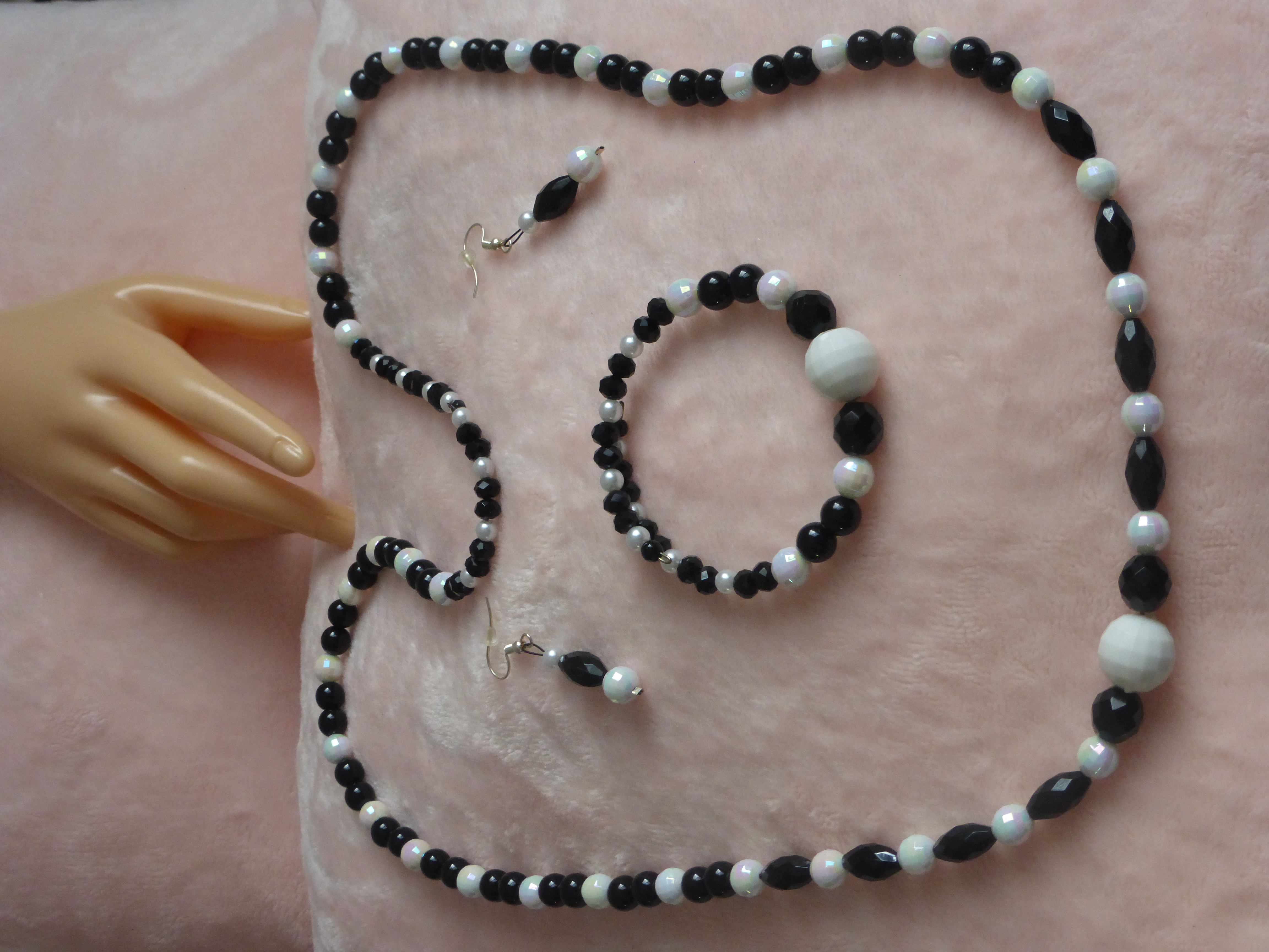 COLLIER BRACELET BO FEMME TONS NOIR ET BLANC