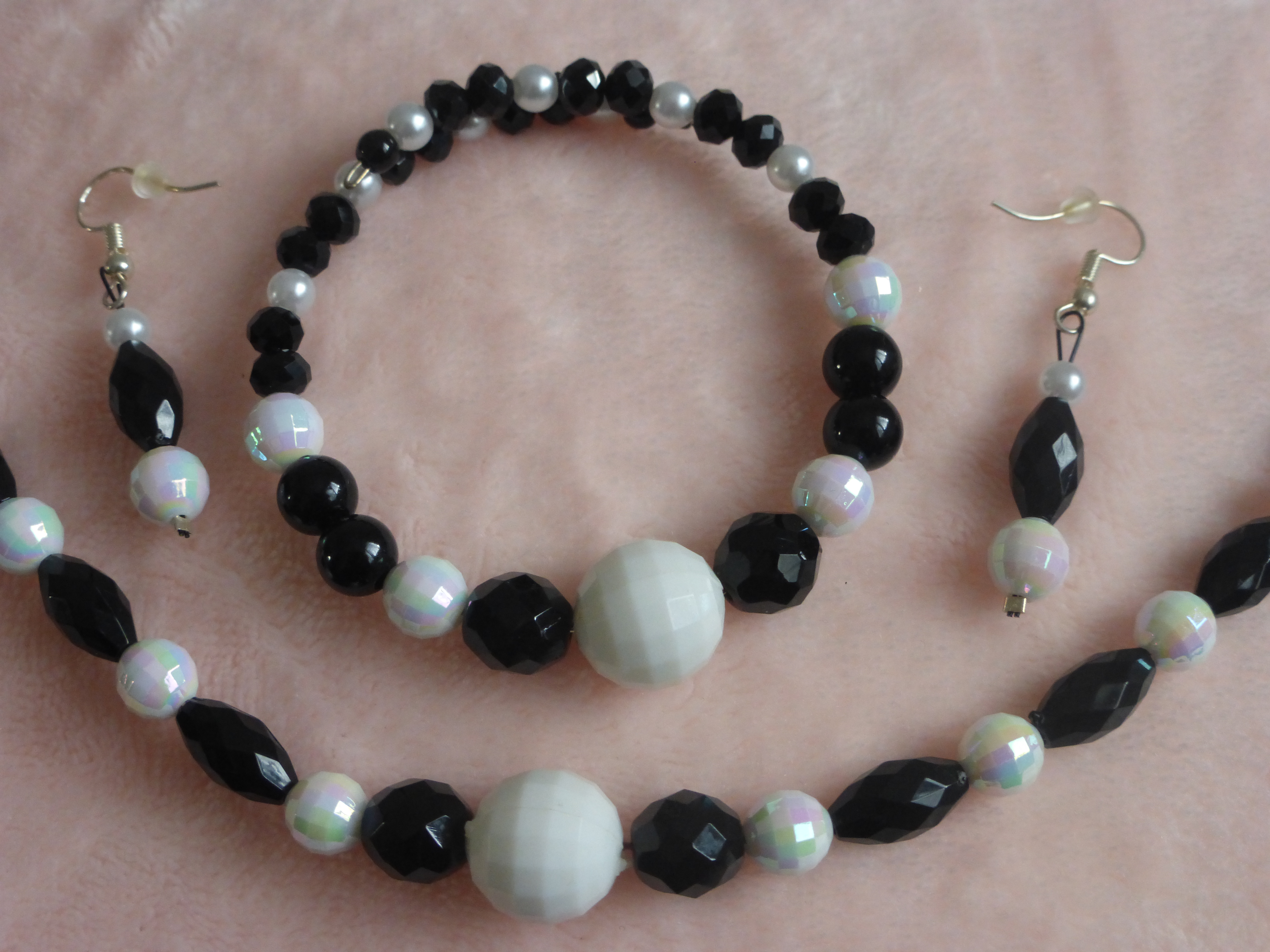 COLLIER BRACELET BO FEMME TONS NOIR ET BLANC