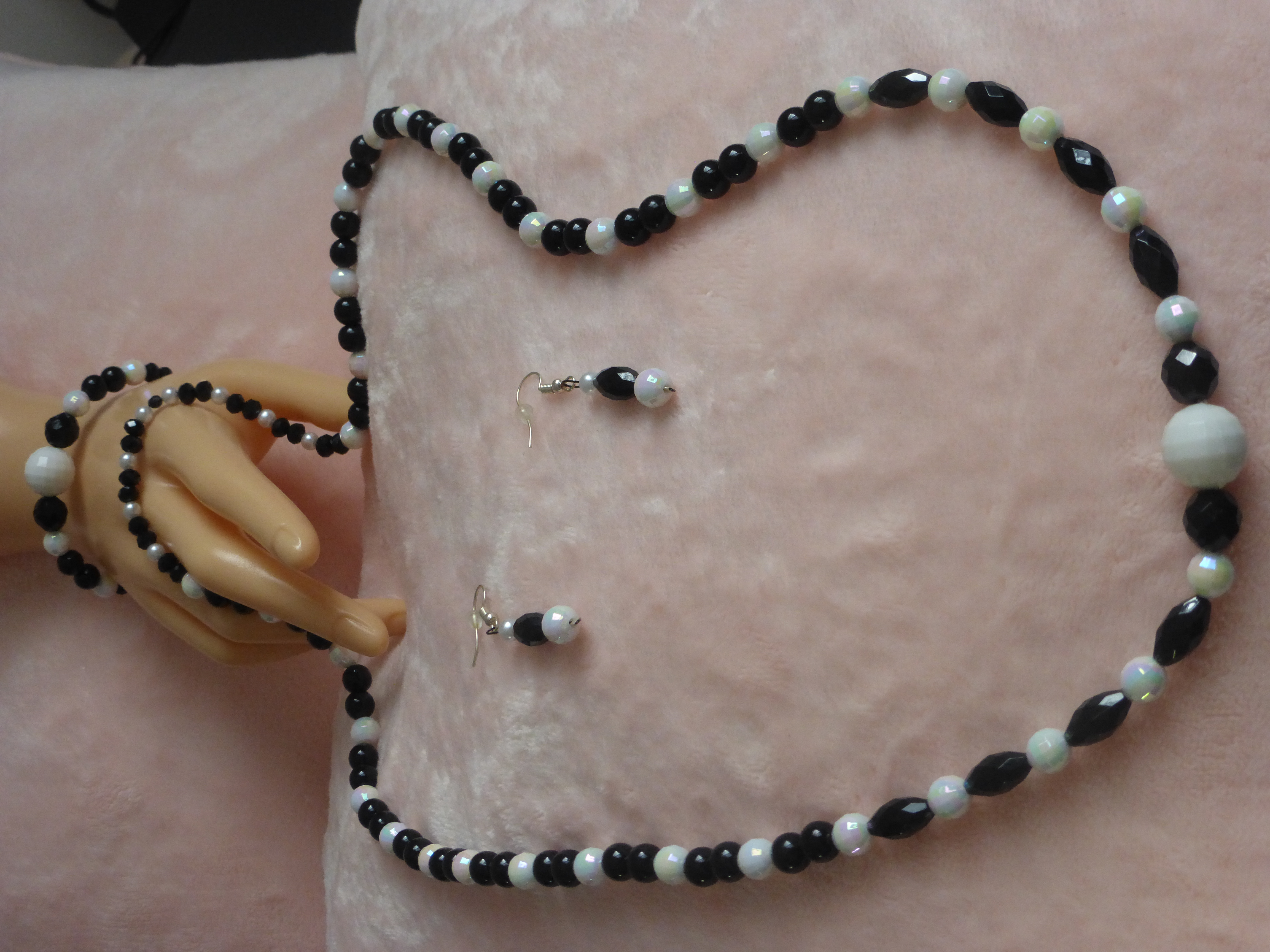 COLLIER BRACELET BO FEMME TONS NOIR ET BLANC