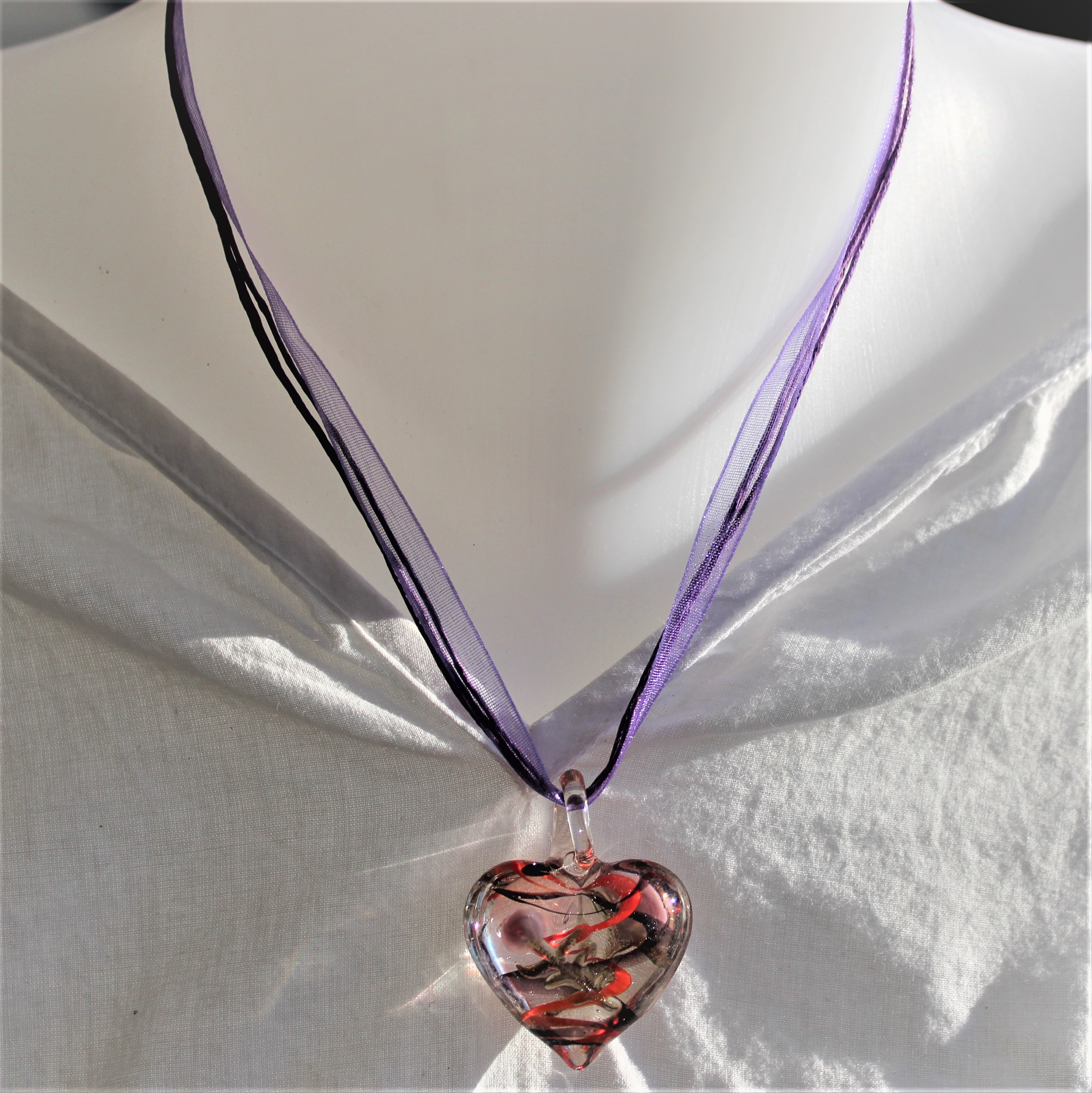 PENDENTIF VERRE COEUR ORANGE ET VIOLET