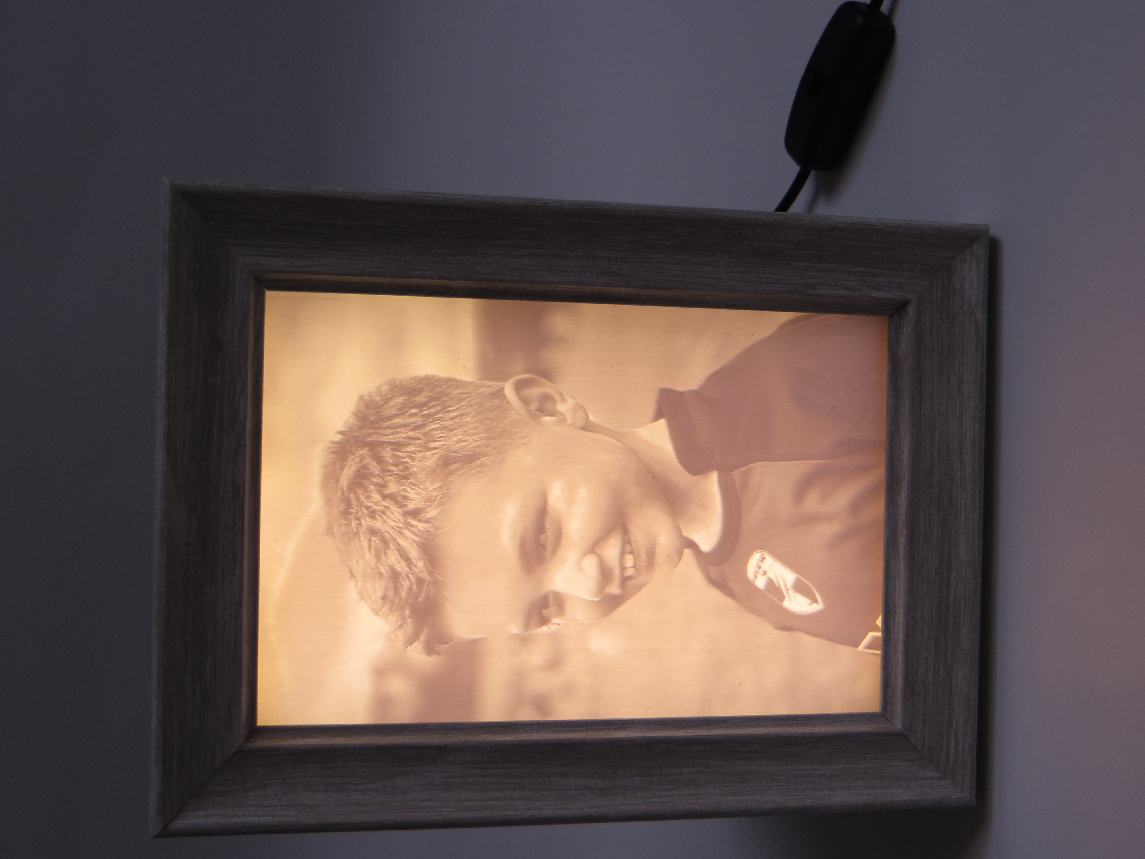 1 - Dim: 15x10cm - Pack Cadre rétroéclairé avec alimentions via prise USB 5V + 1 photo lithophanie monochrome de votre choix