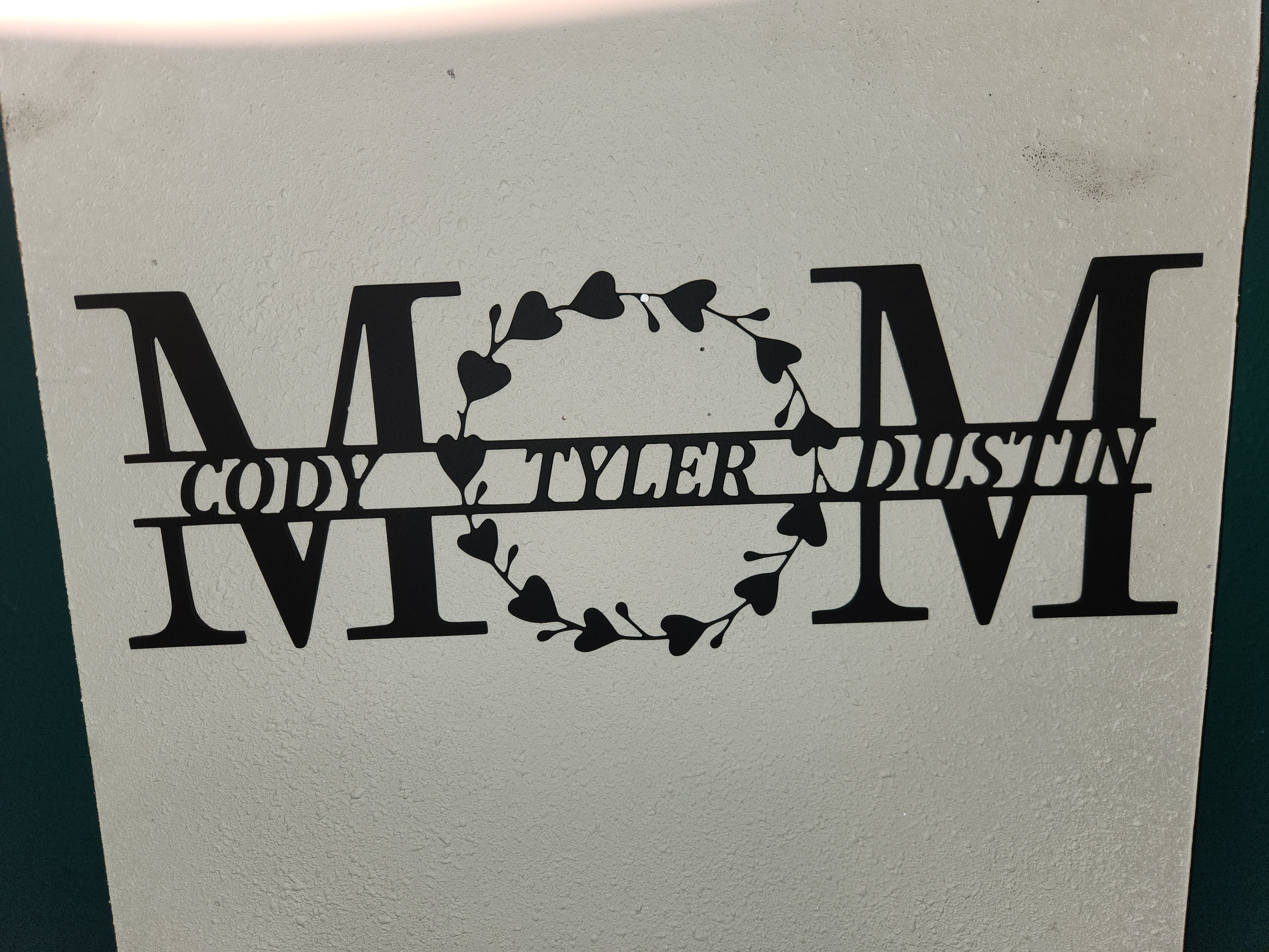 Mom Sign with Heart Wreath and Names