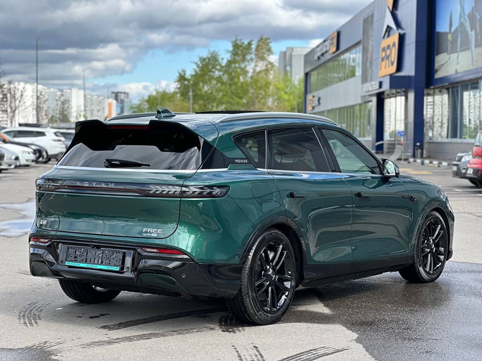 Voyah Apollo Tech 2023 Restyling.   Hybrid = 490 hp.