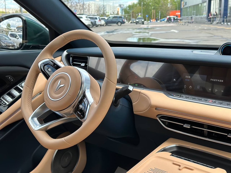 Voyah Apollo Tech 2023 Restyling.   Hybrid = 490 hp.