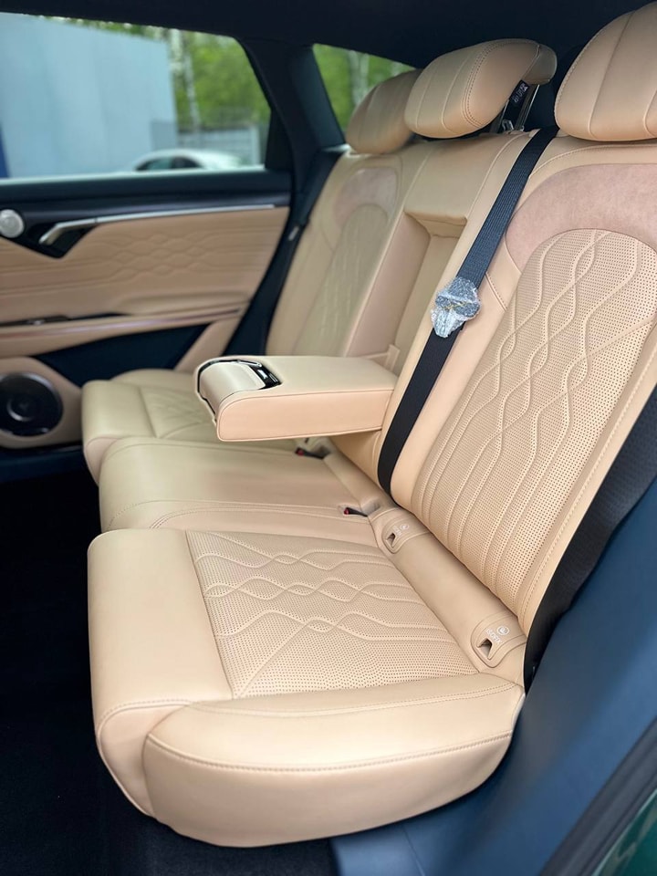 Voyah Apollo Tech 2023 Restyling.   Hybrid = 490 hp.