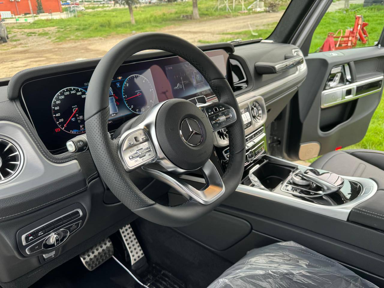 Mercedes G400 2024 is a luxurious