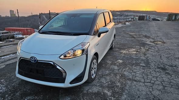 Toyota Sienta  Hybrid 2019