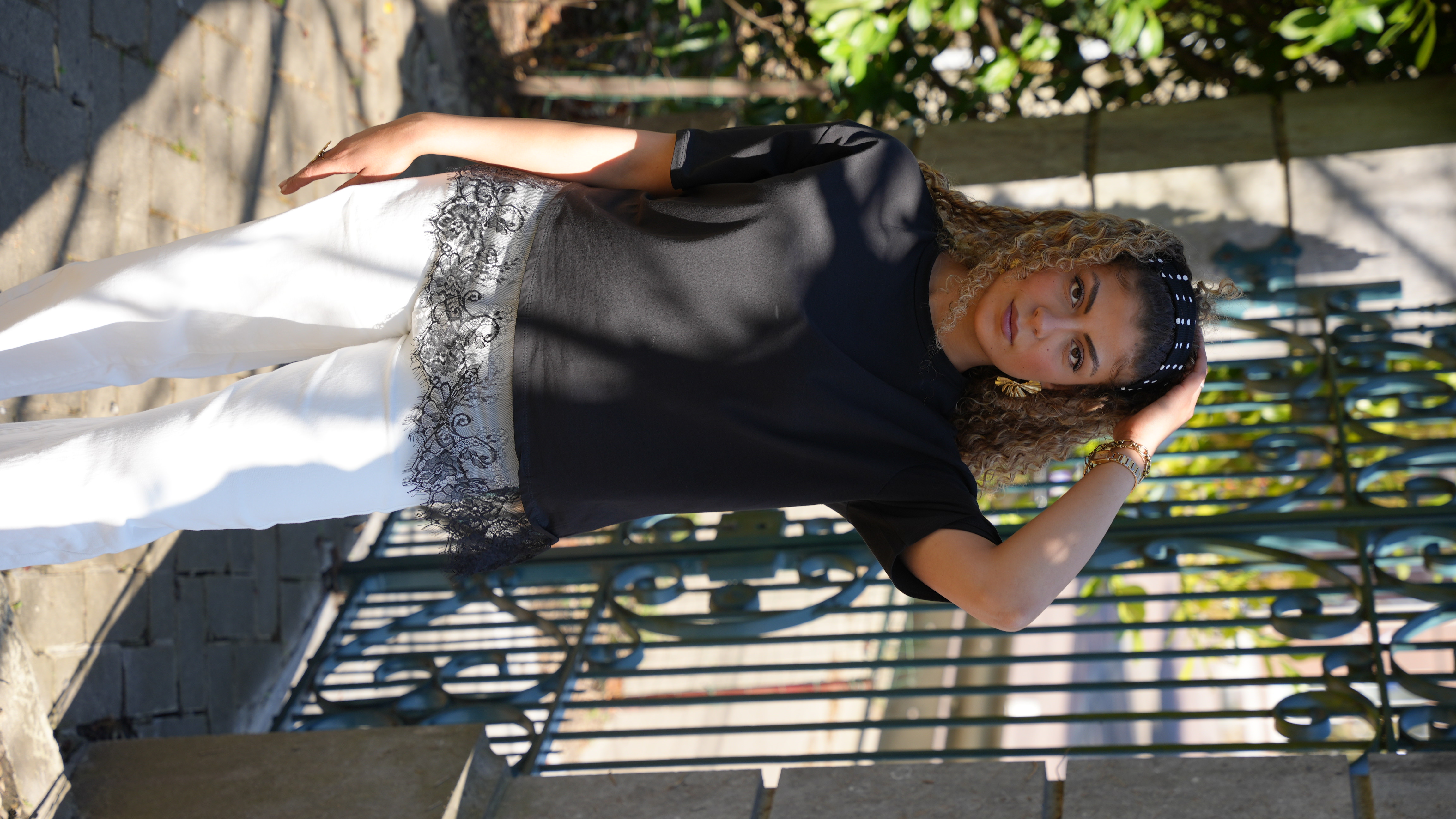 T-shirt noir Tina  à dentelle