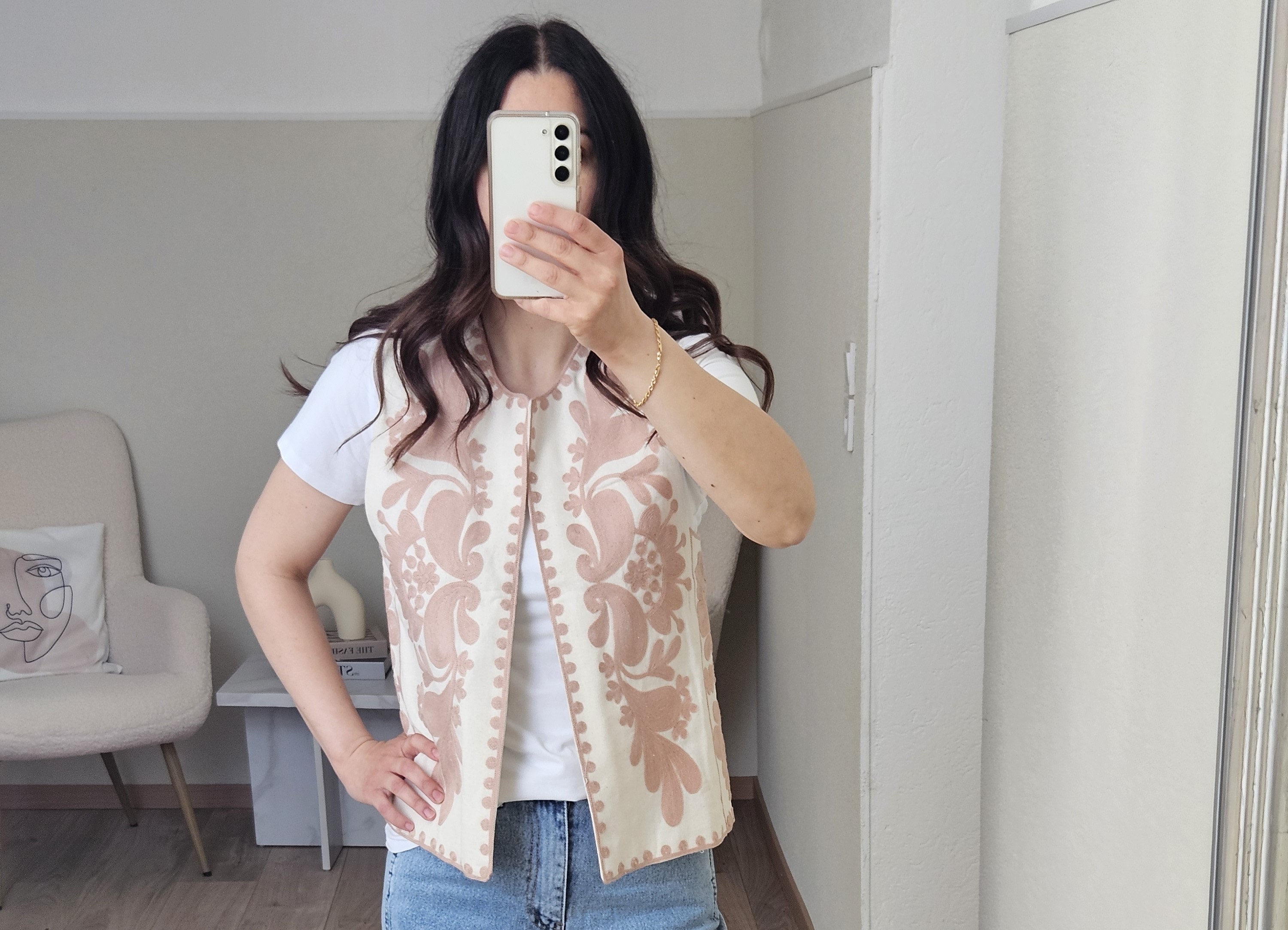 Le gilet brodé sans manches