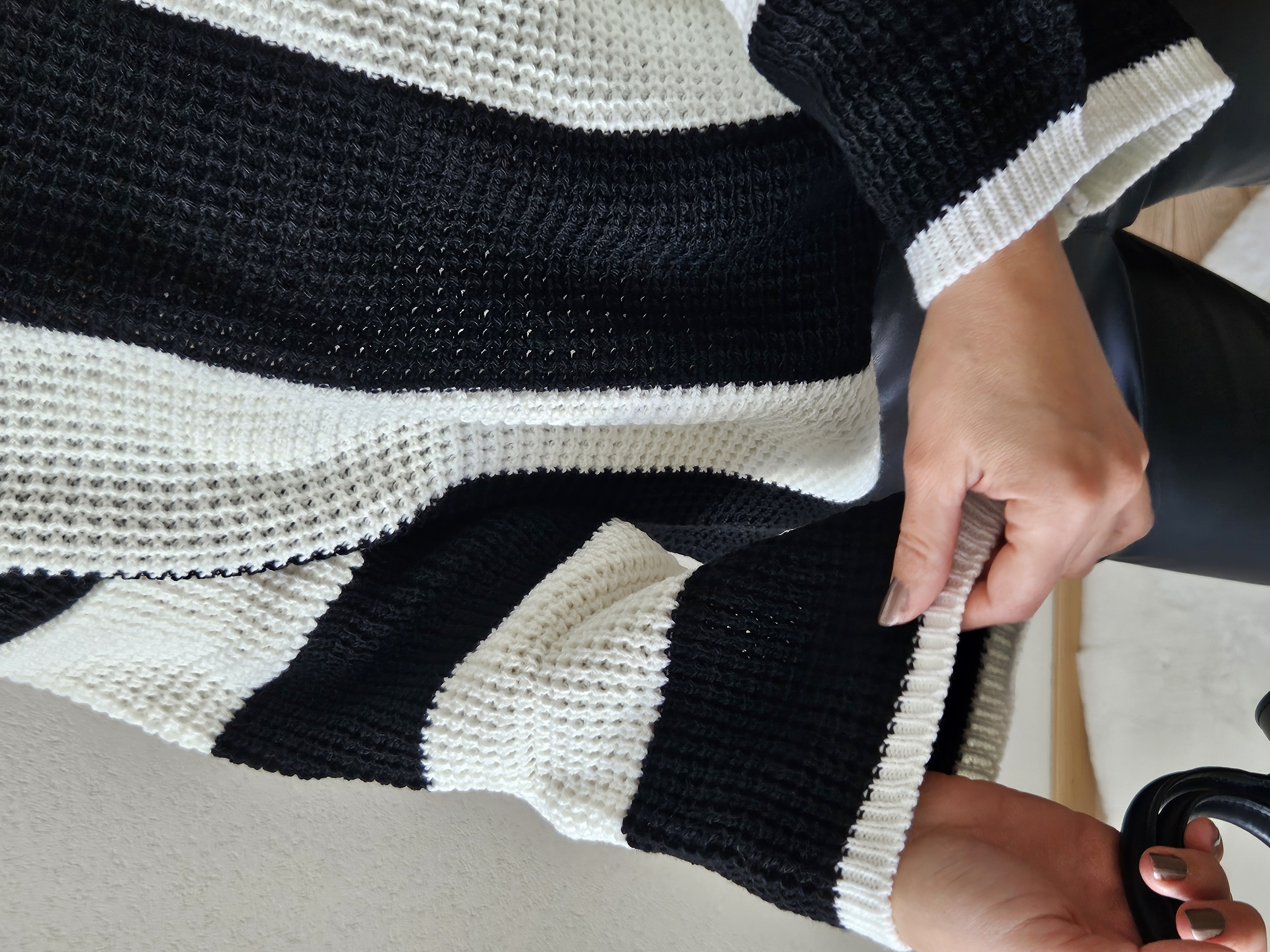 Le pull noir et blanc