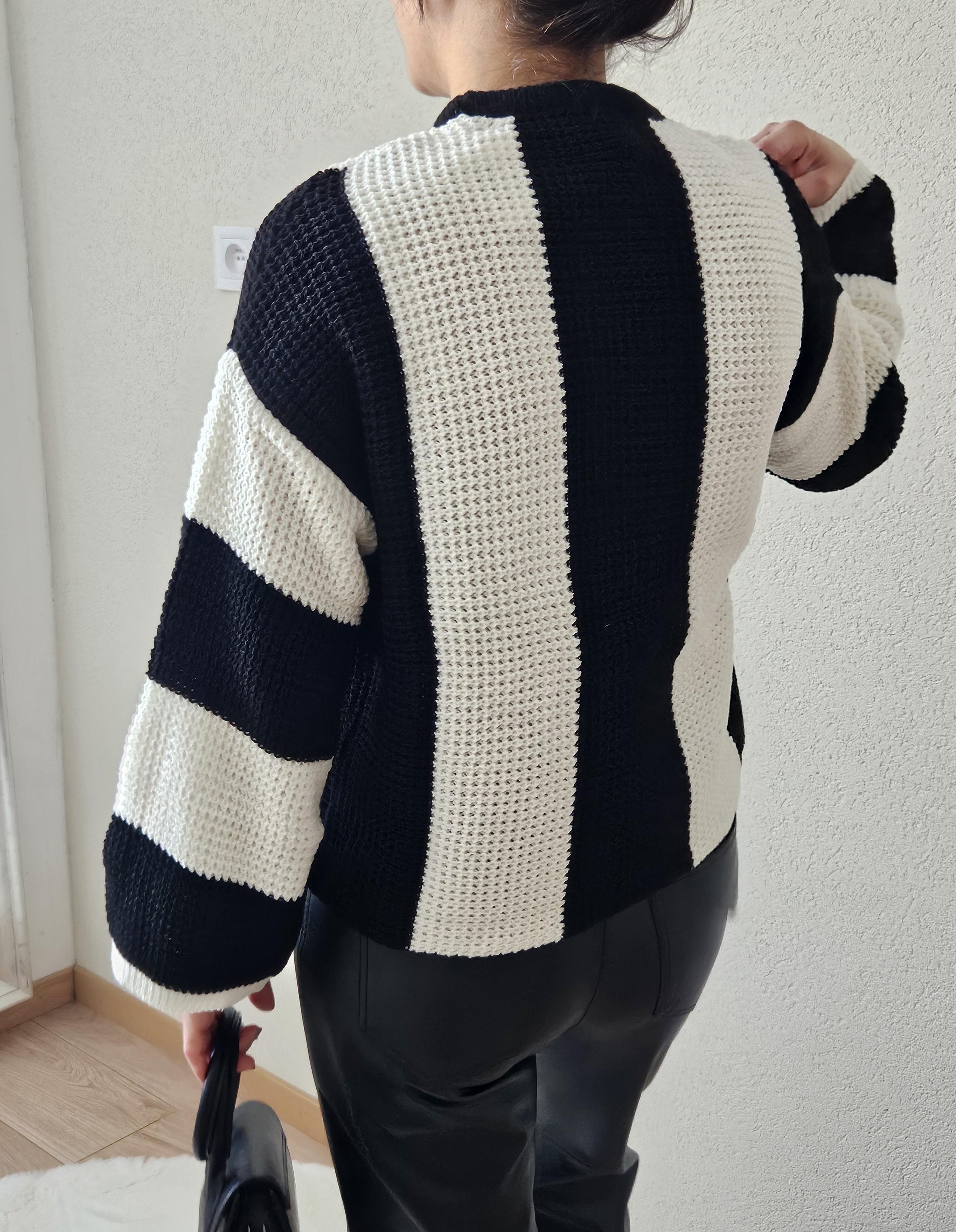 Le pull noir et blanc