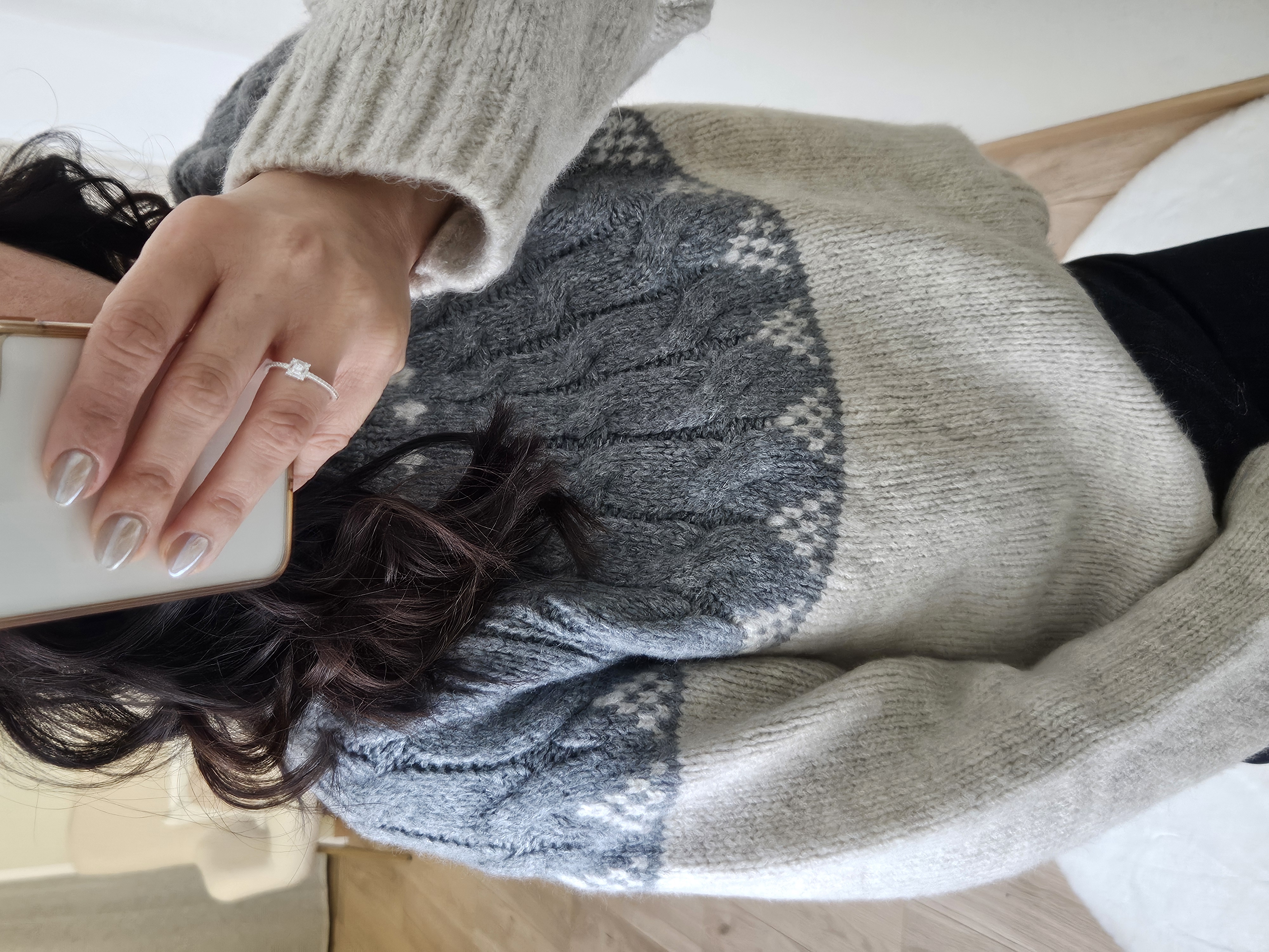 Le pull gris/écru
